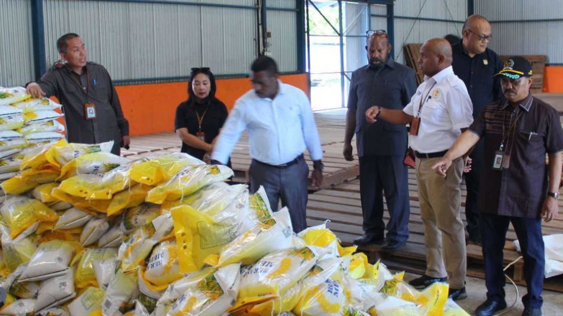 sidak-dprd-mimika-temukan-timbangan-beras-di-bulog-minus