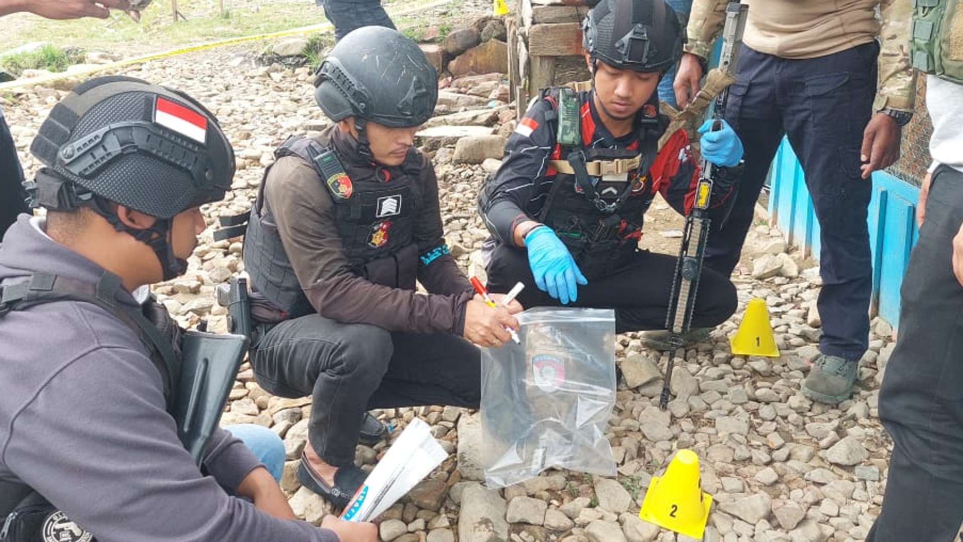 35-butir-selongsong-peluru-ditemukan-di-tkp-penembakan-anggota-tni-polri