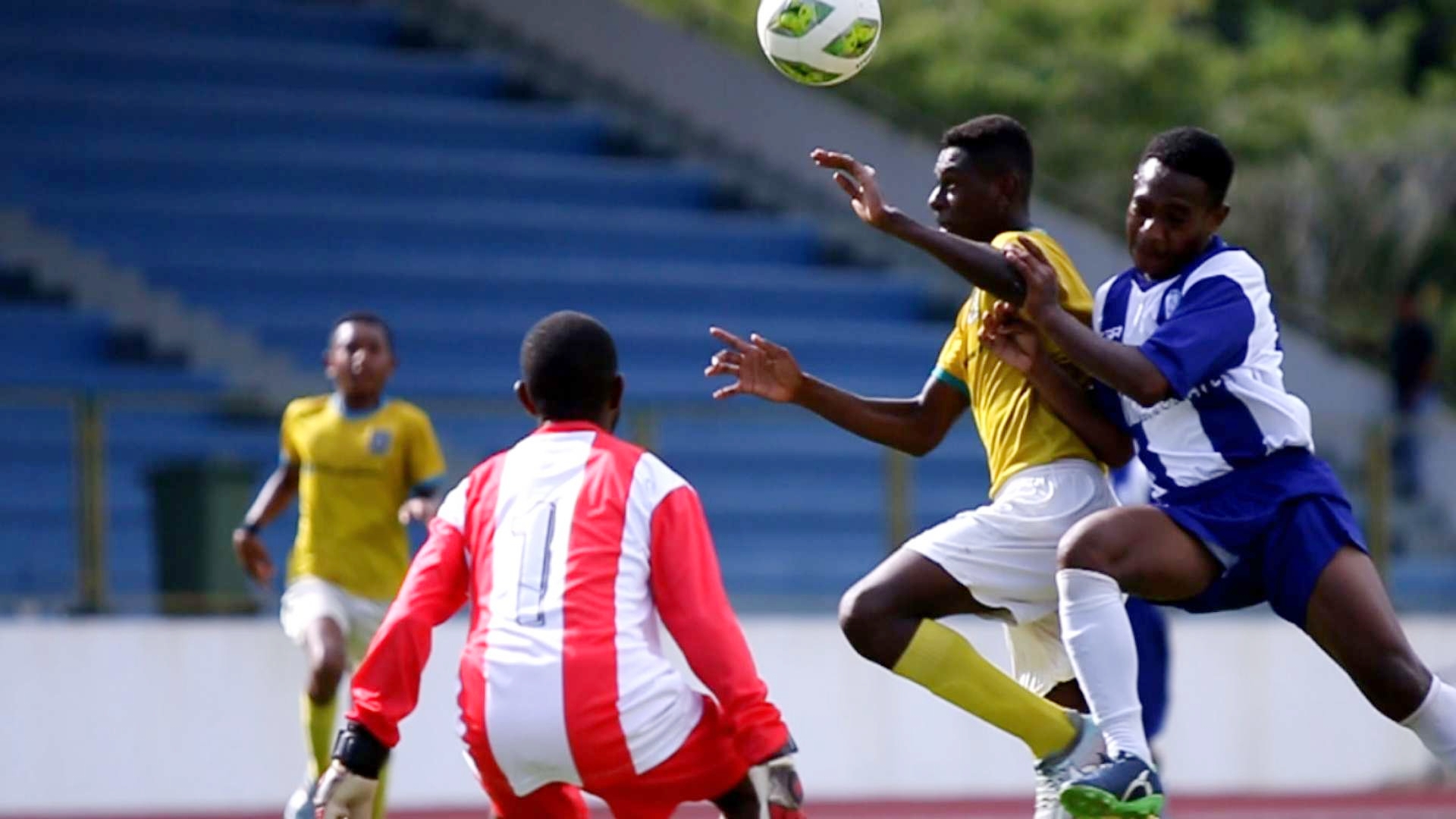 Laga uji coba Papua Football Academy melawan SSB Timika Putra di lapangan Mimika Sport Complex (MSC), Sabtu (25/3/2023). Foto: Dok/ Papua60detik