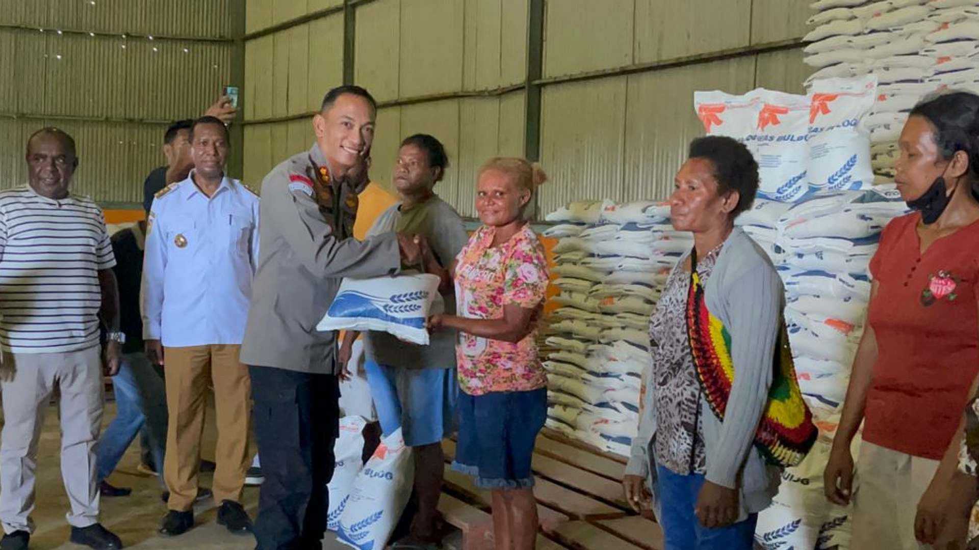 Penyerahan bantuan pangan secara simbolis di gudang Bulog Merauke, Jumat (31/30/2023). Foto: Ami/ Papua60detik
