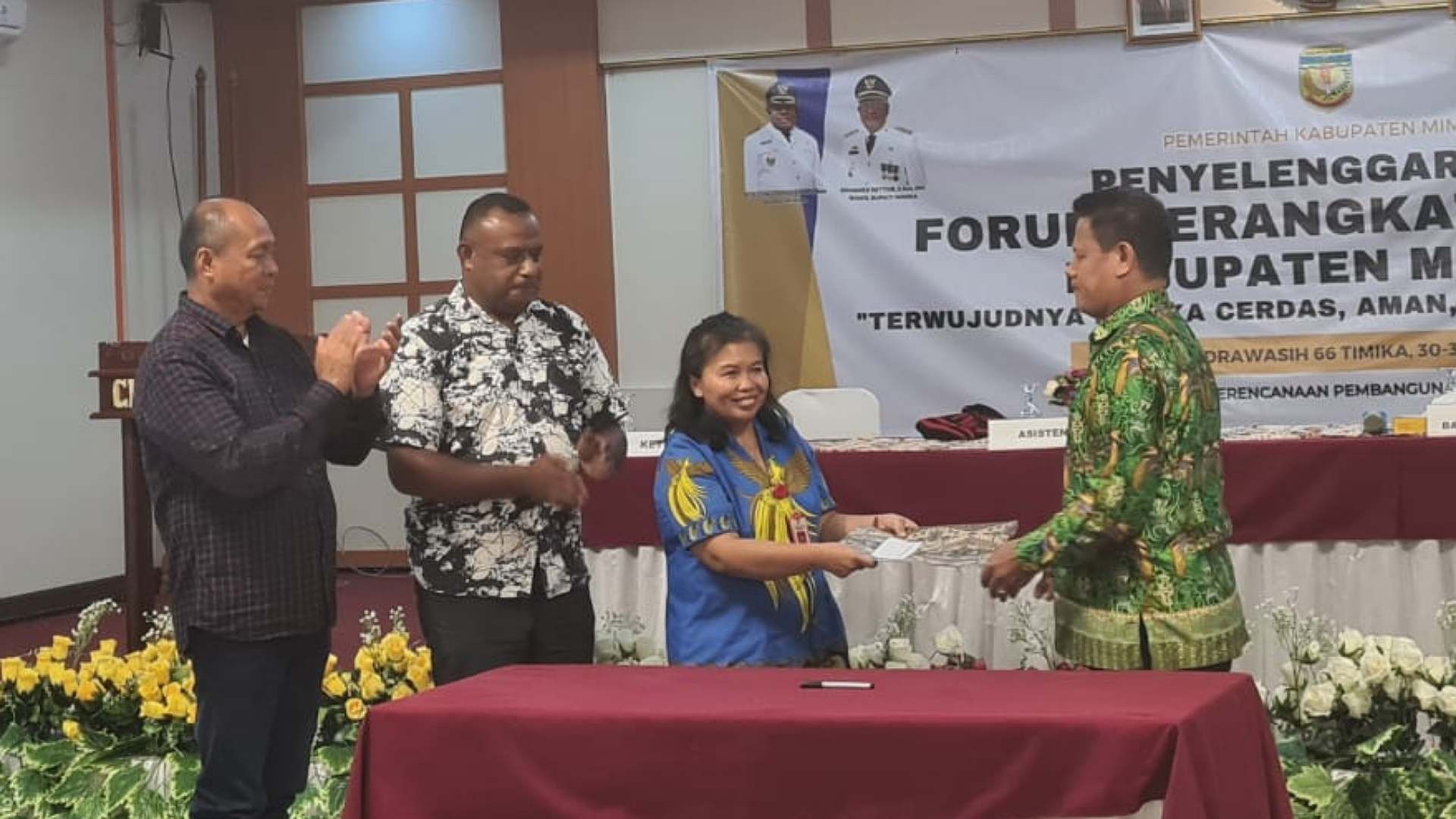 Penyerahan berita acara RKPD dari Asisten II Petrus Lewa Koten kepada Kepala Bappeda Yohana Paliling di Ballroom Hotel Cenderawasi 66, Jumat (31/3/2023) Foto: Faris/ Papua60detik