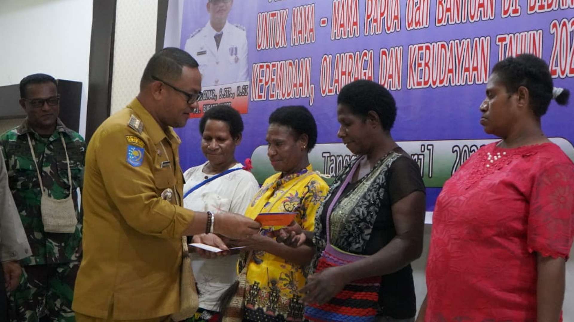 michael-gomar-serahkan-700-tabungan-ke-pelaku-umkm-mappi