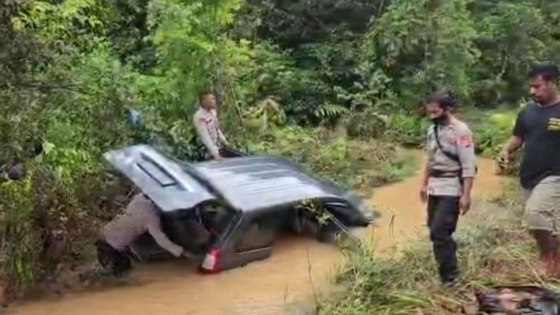 avansa-terseret-arus-di-jembatan-sungai-sunup-lima-penumpang-dilaporkan-tewas