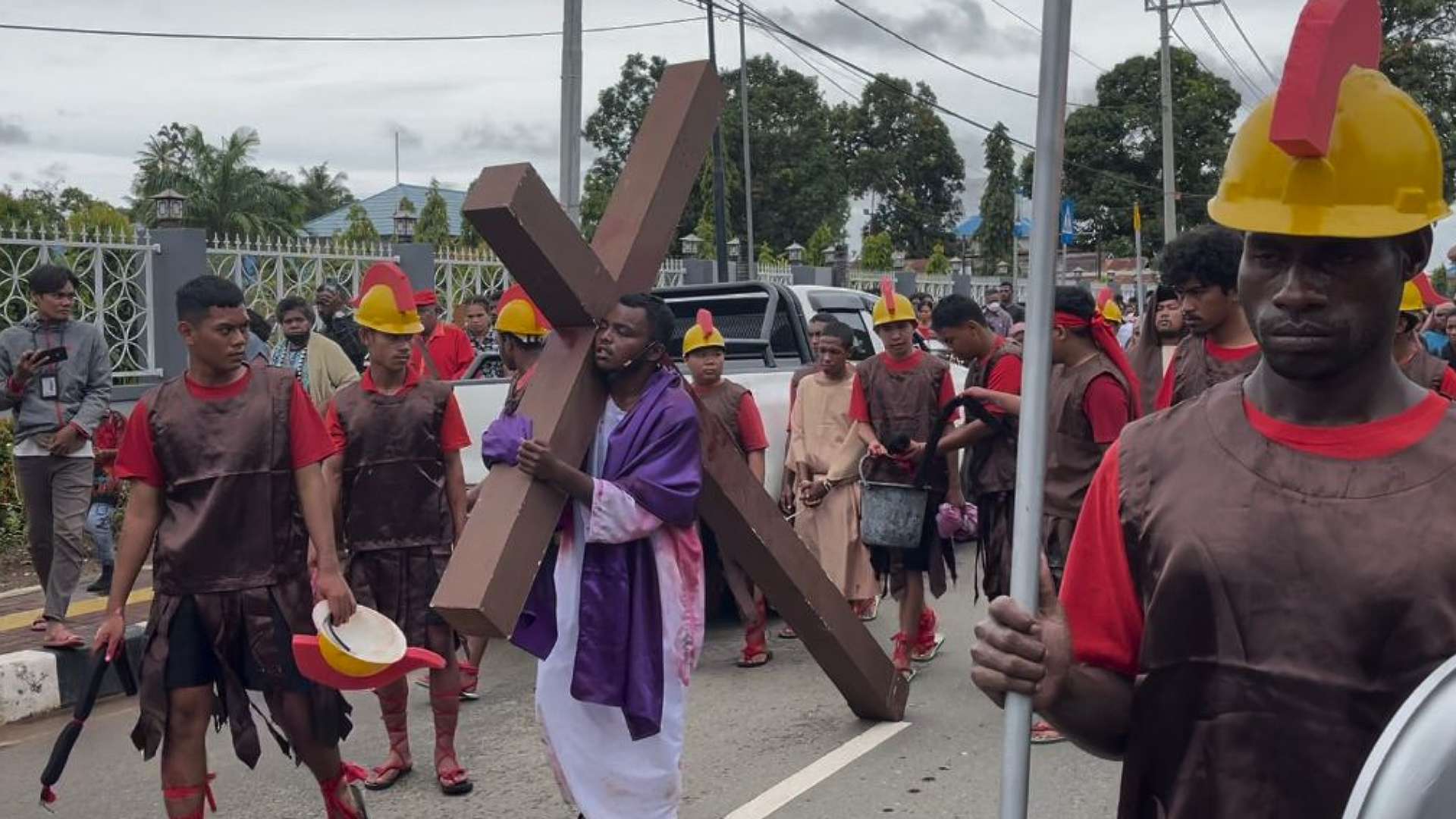 peringati-jumat-agung-omk-st-valentinus-bampel-devosi-jalan-salib-hidup