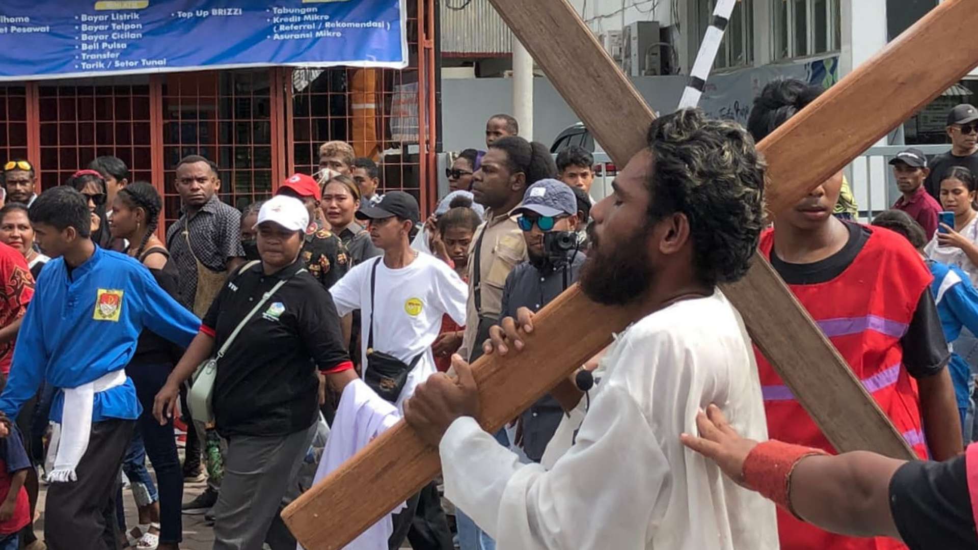 umat-katolik-gereja-katedral-tiga-raja-ikuti-prosesi-jalan-salib