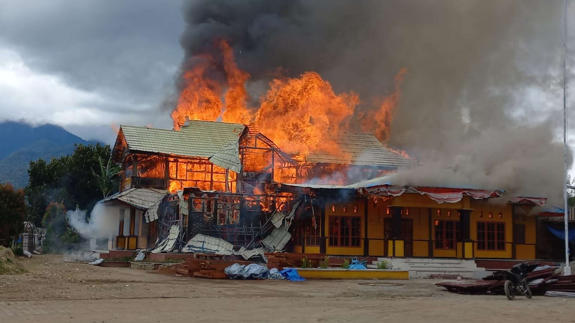 kantor-bupati-dogiyai-terbakar