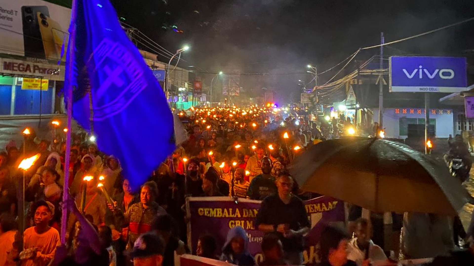 Ribuan masyarakat Kota Timika mengikuti pawai obor menyambut fajar Paskah, Minggu (9/4/2023). Foto: Faris/ Papua60detik