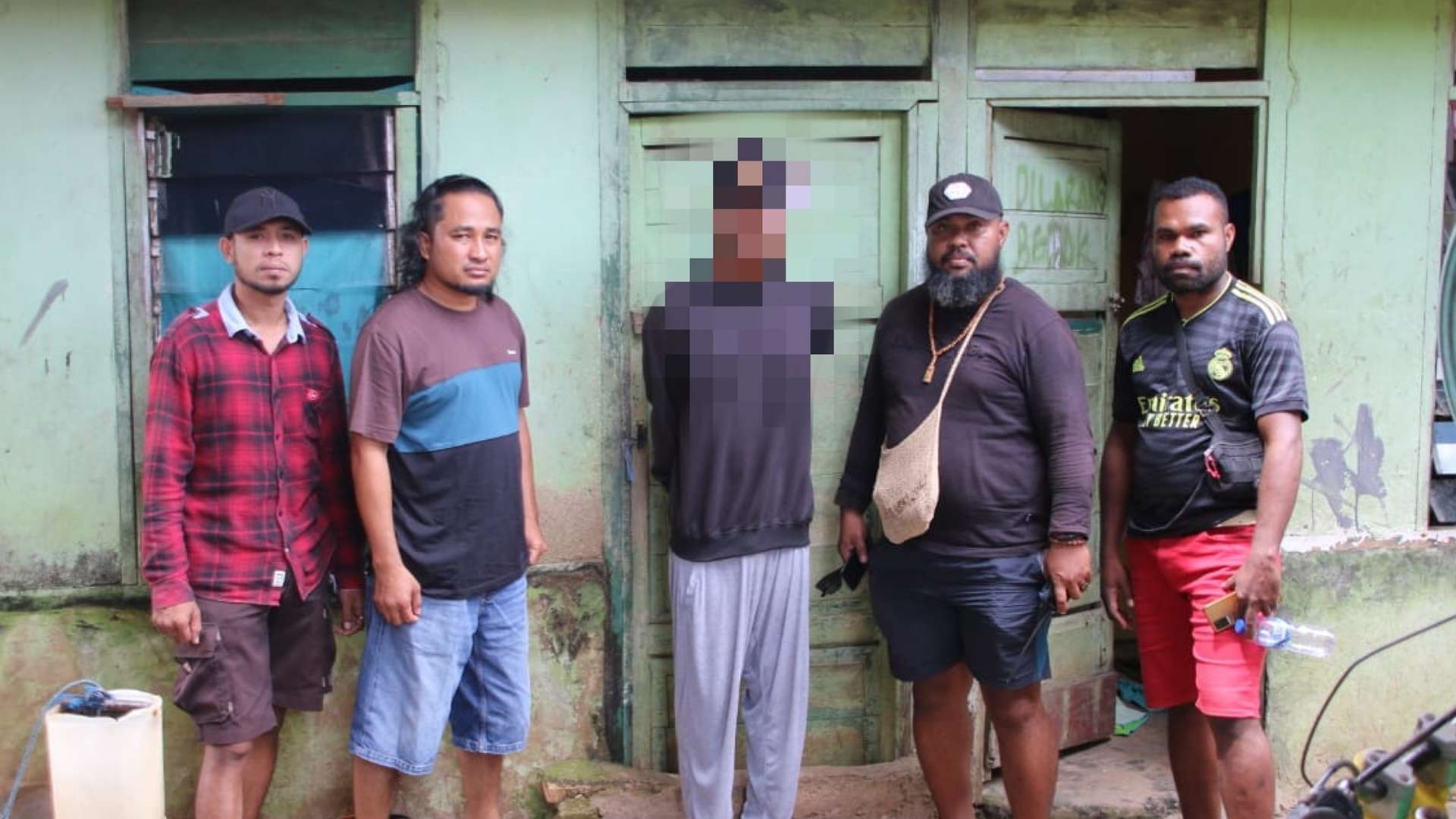 polisi-ringkus-pria-pemalak-toko-pelangi-mart