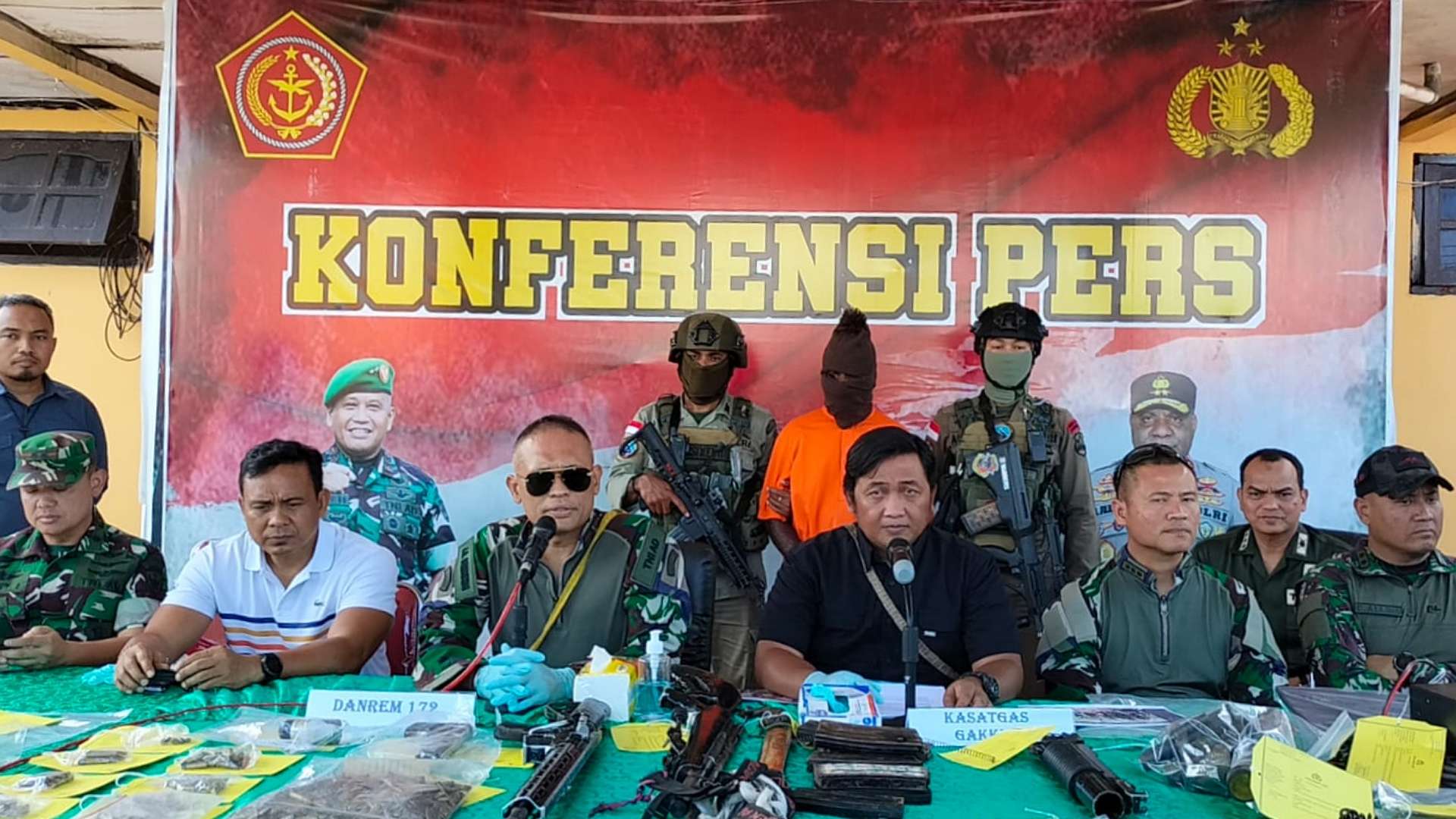 1-dpo-pembakaran-pesawat-susi-air-ditangkap-senjata-api-dan-ratusan-amunisi-disita