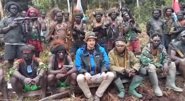 sulitnya-medan-pegunungan-papua-jadi-ujian-misi-penyelamatan-kapten-philip