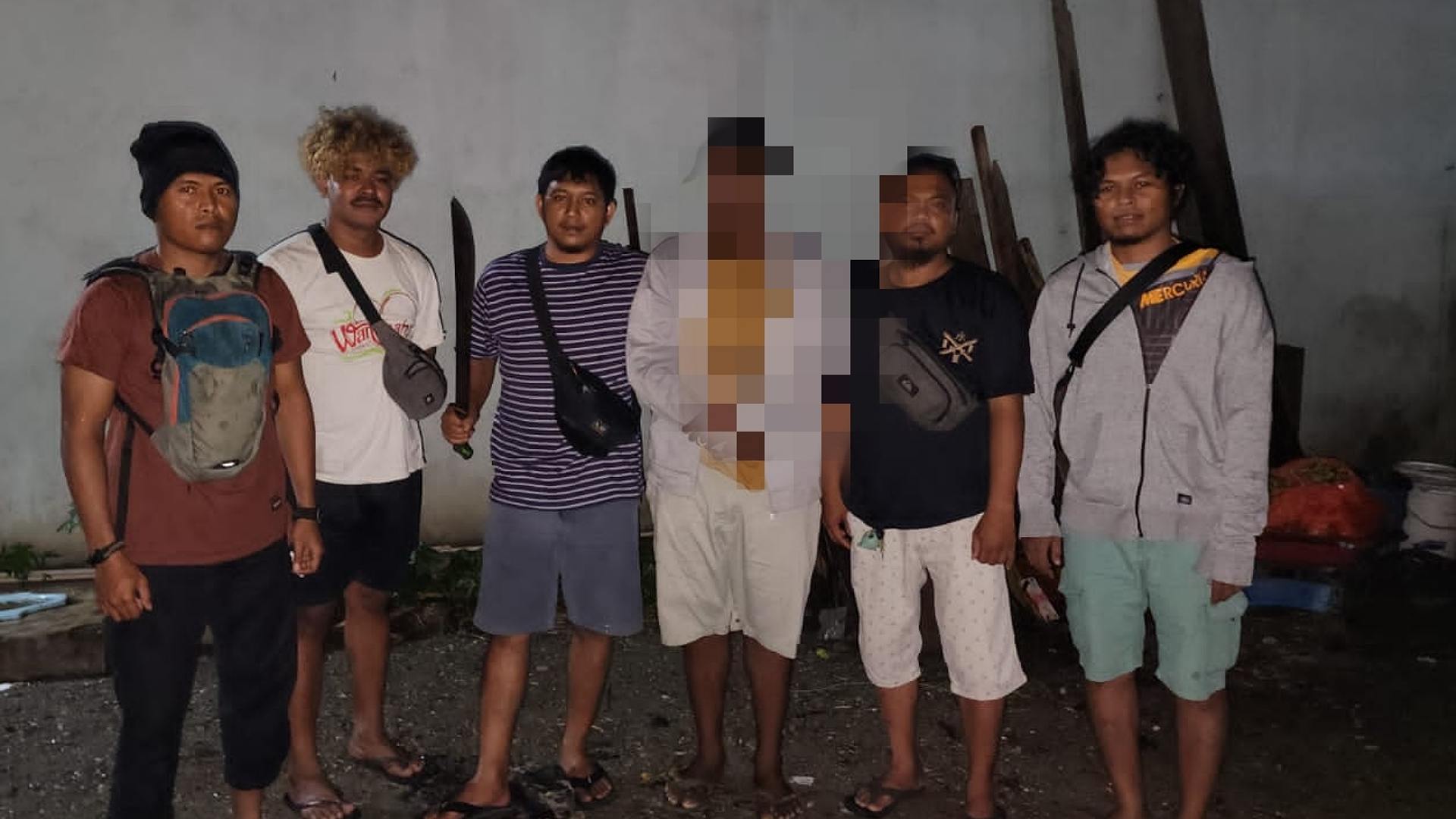 YWI (diblur), pelaku perusakan mobil pakai parang saat ditangkap polisi Foto: Satreskrim Polres Mimika