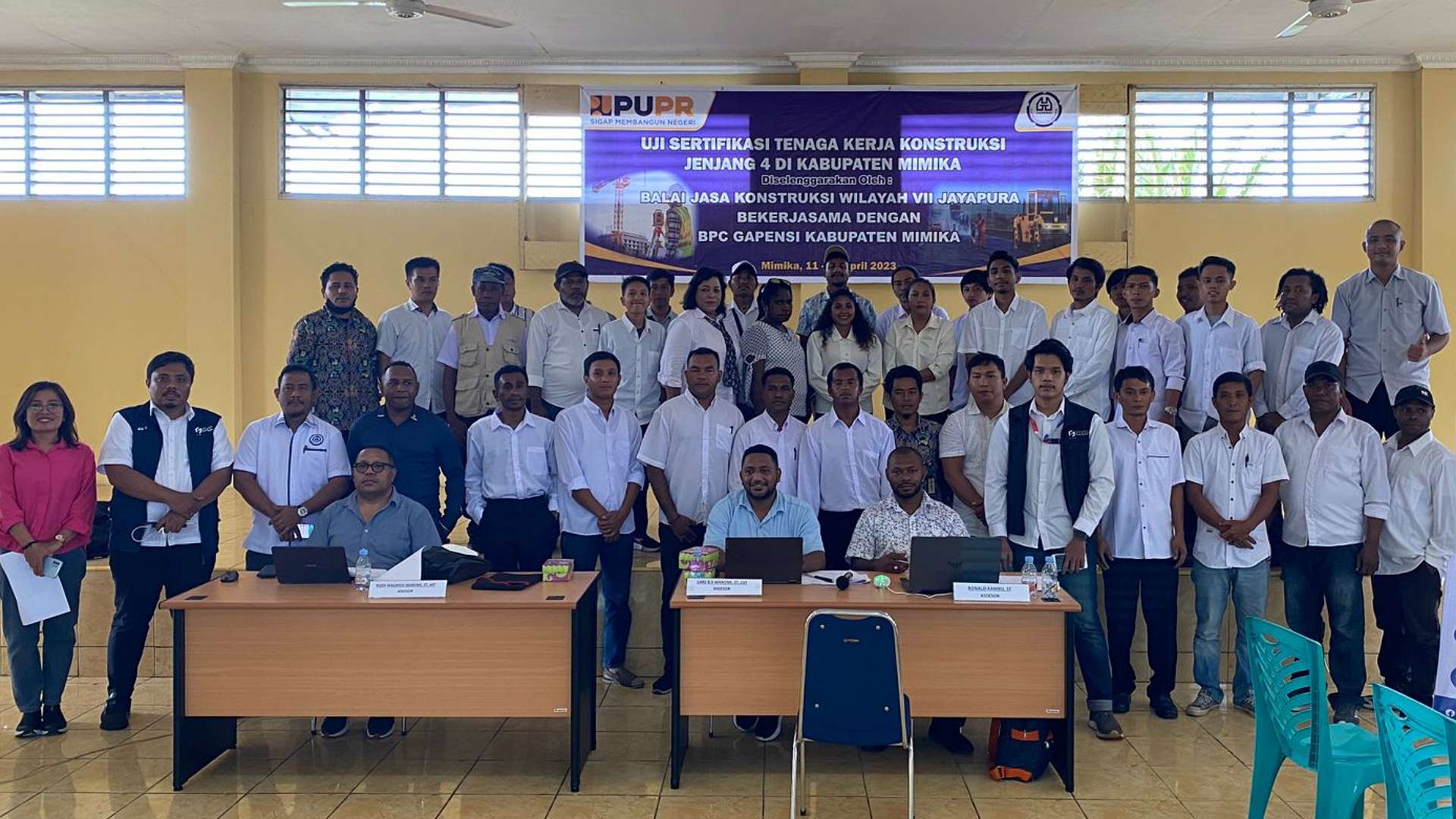 Gapensi Mimika bersama peserta pelatihan dan uji kompetensi SKK di kantor BPC Gapensi Mimika, Jalan Budi Utomo. Foto: Joe Situmorang/ Papua60detik