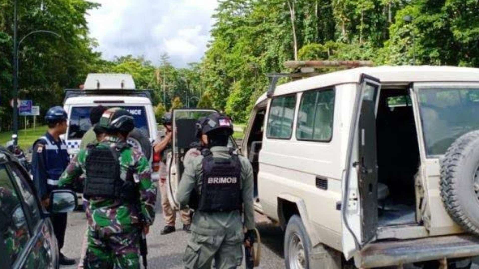 Satgas Yonif R 631/ATG bersinergi dengan Brimob yang tergabung dalam Satgas Amole patroli pipa konsentrat milik PT Freeport Indonesia (PTFI), Rabu (12/4/2023). Foto: Istimewa