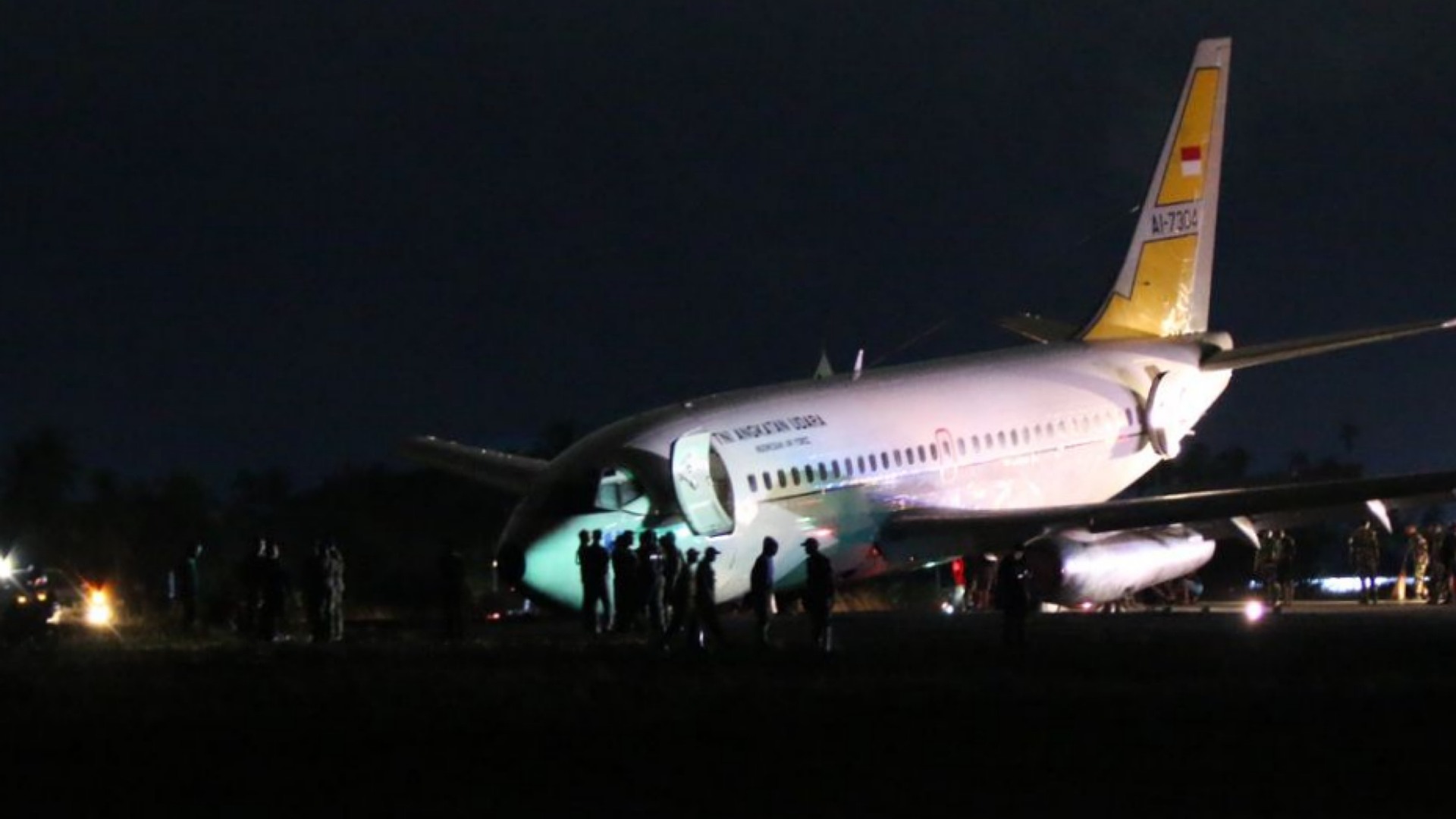 Pesawat Hercules milik TNI Angkatan Udara (AU) yang tergelincir di Bandara Mozes Kilangin, Senin (17/4/2023) malam. Foto: Joe Situmorang/ Papua60detik