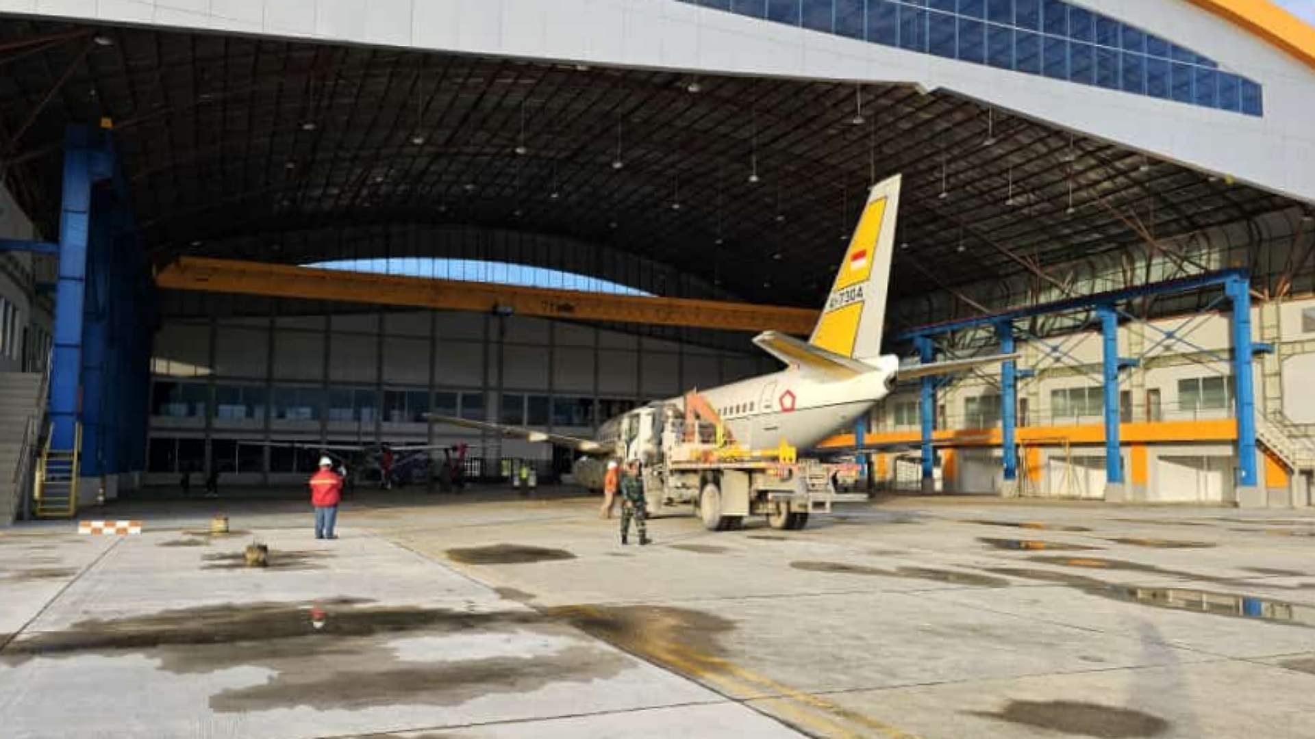 Pesawat B-737  AI-7304 TNI AU Berhasil dievakuasi ke hanggar Bandara Mozes Kilangin Timika, Selasa (18/4/2023) pagi. Foto: Istimewa