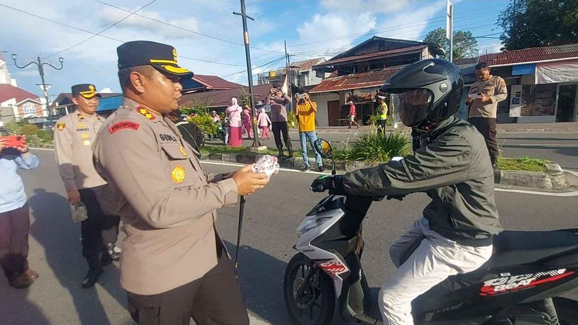 ramadan-berkah-polres-mimika-bagikan-takjil-gratis