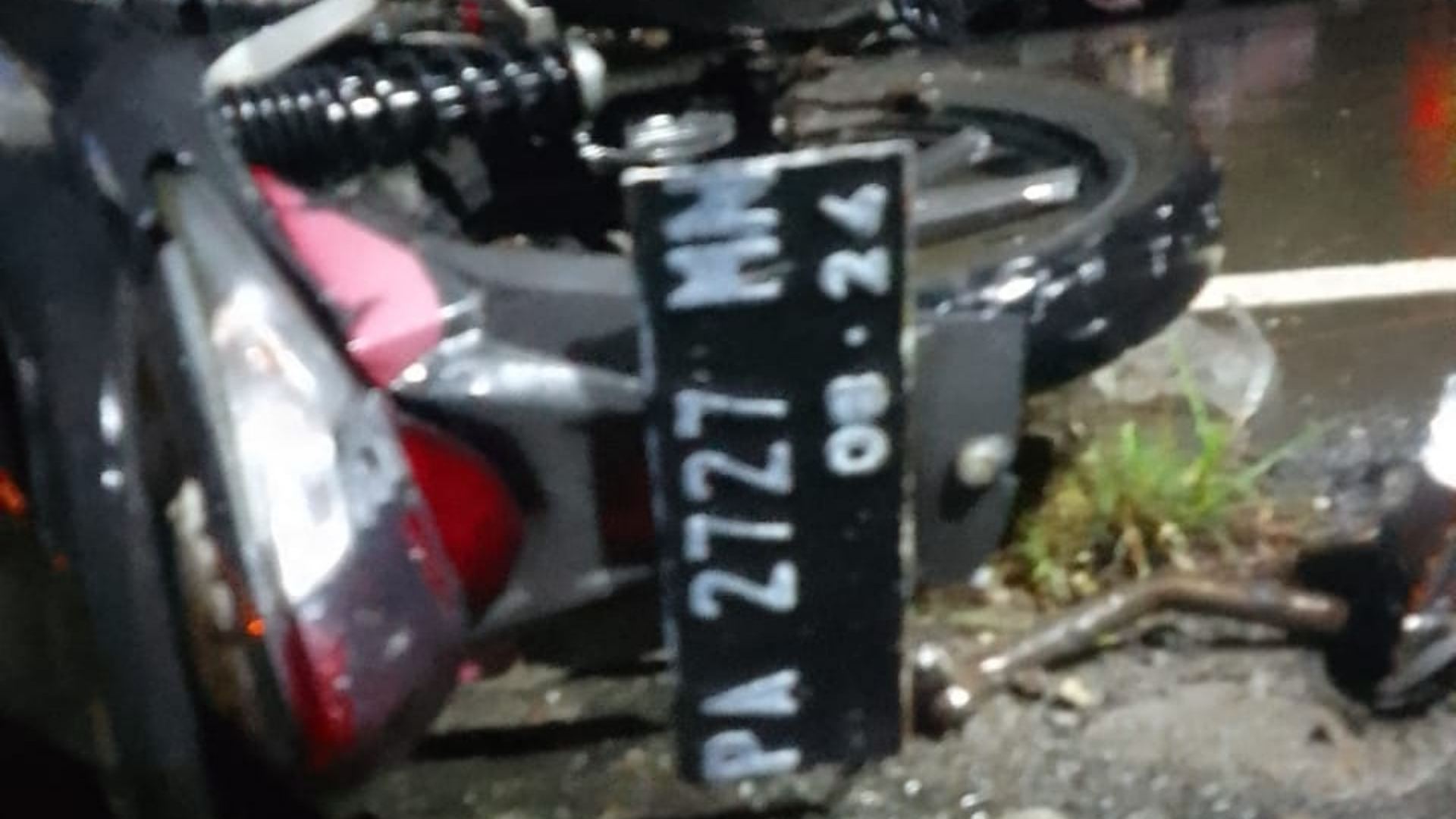 tabrak-pembatas-jalan-depan-kuburan-seorang-pengendara-tewas