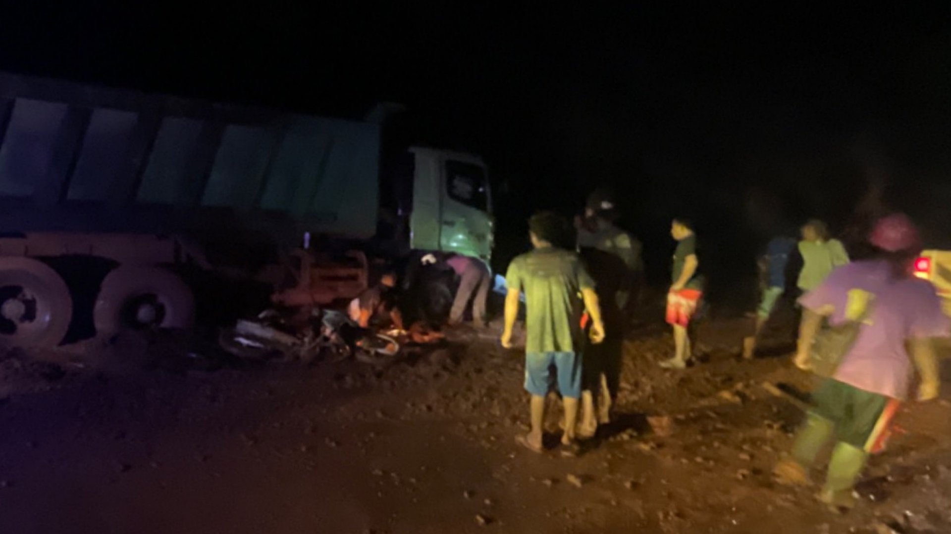 kecelakaan-di-area-pt-bia-pengendara-motor-masuk-di-kolong-dump-truck