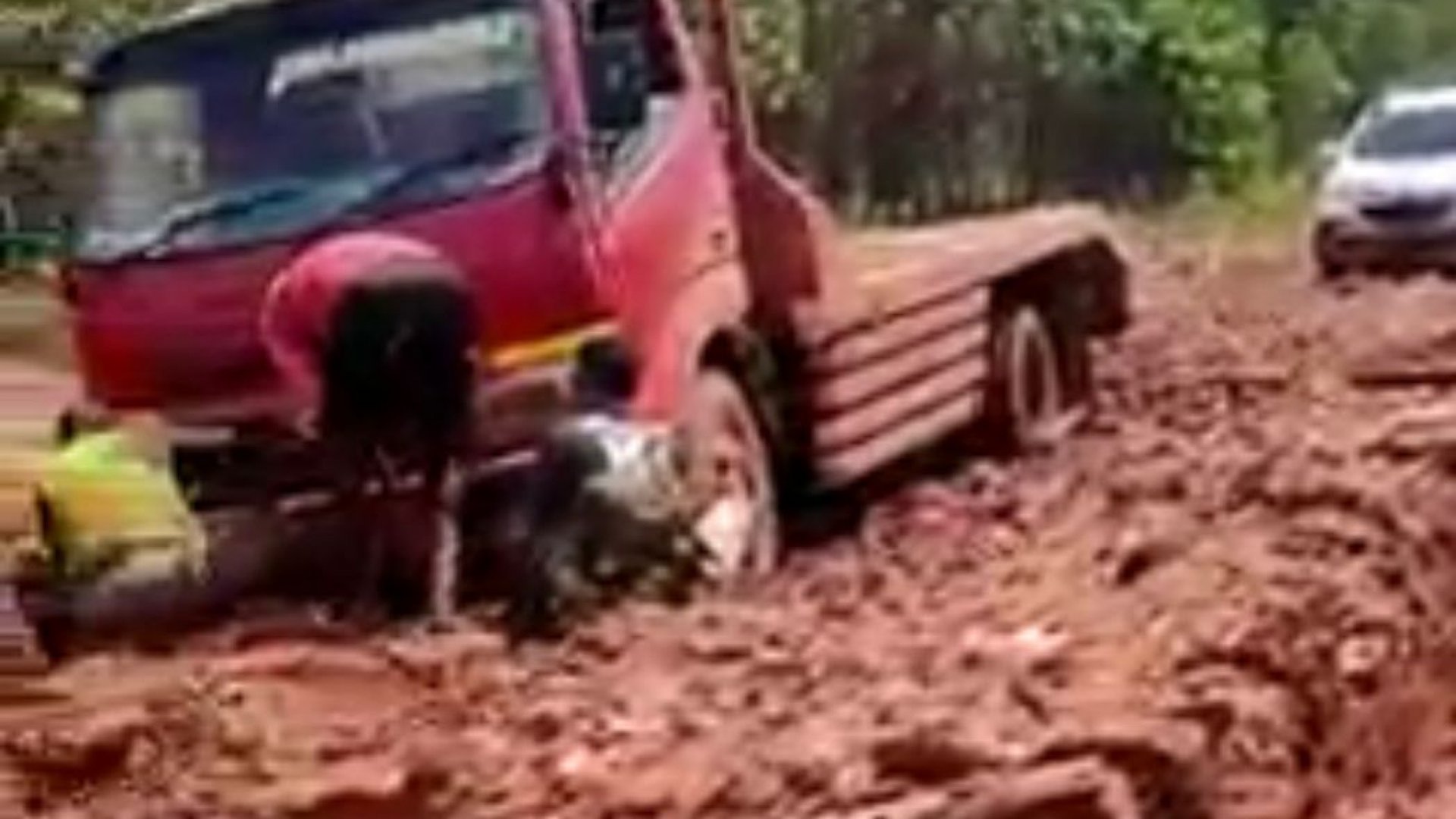warga-merauke-keluhkan-jalan-rusak