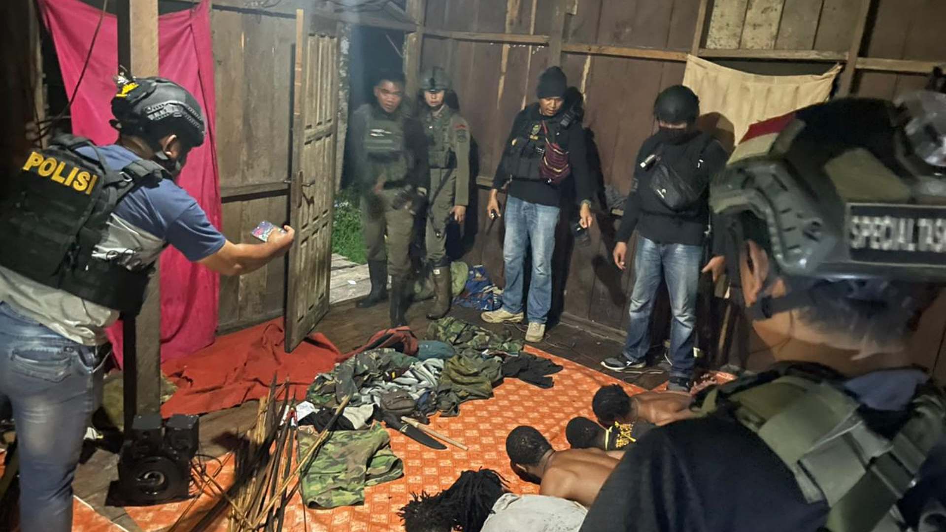 tim-gabungan-grebek-tempat-persembunyian-kkb-9-orang-ditangkap