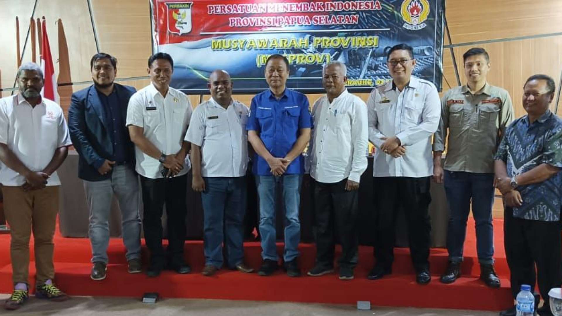 Ketua terpilih Perbakin PPS Steven Abraham dan Kadis Pemuda Olahraga dan Pariwisata PPS Soleman Jembormias usai Musprov. Foto: Istimewa