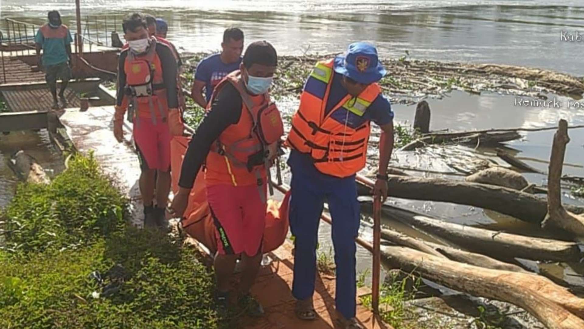 jatuh-ke-sungai-penumpang-km-citra-dewi-ditemukan-tewas-mengapung