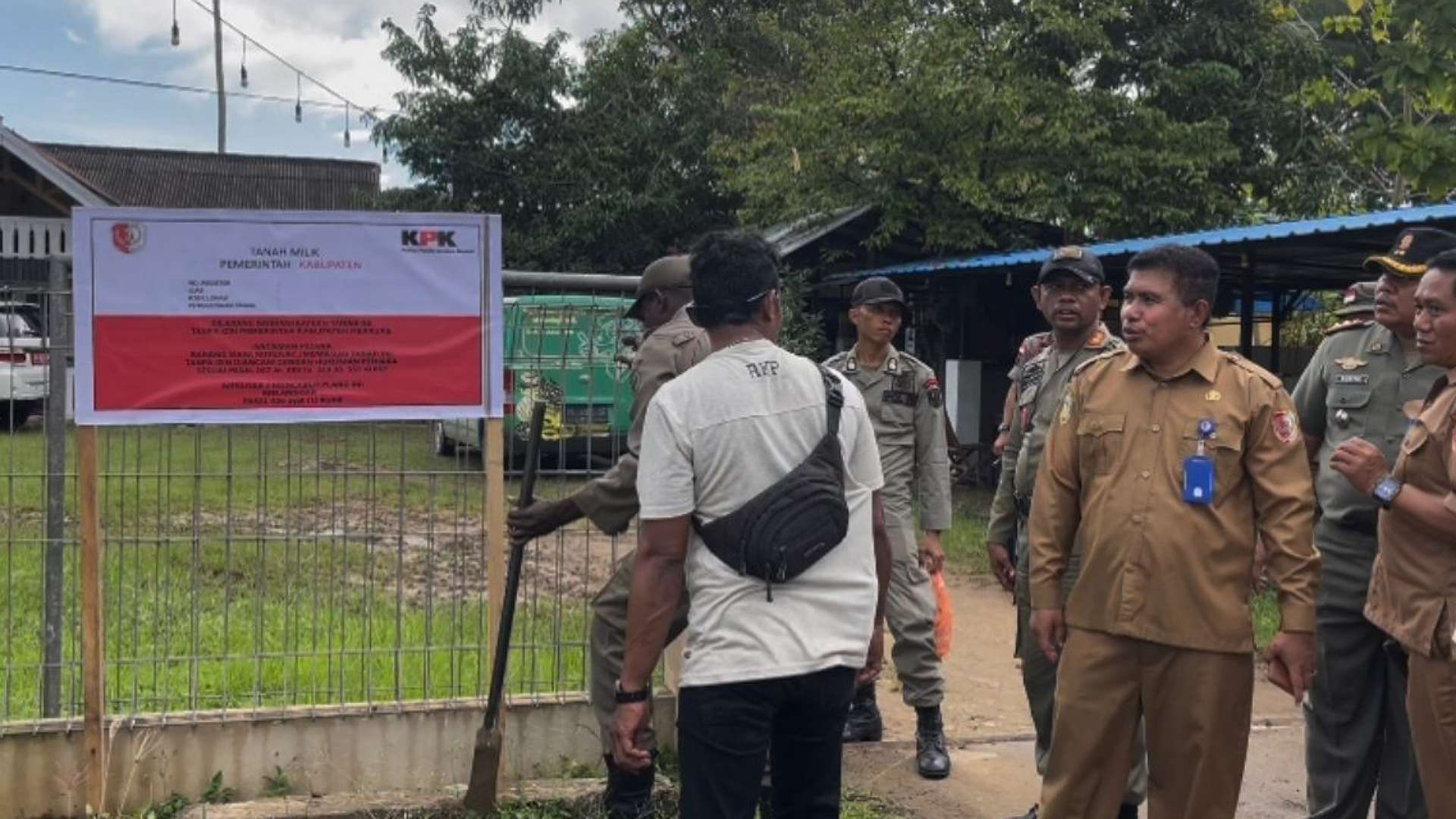Pemasangan plang  di salah  satu rumah dinas aset Pemkab Merauke, Selasa (9/5/2023). Foto: Ami/ Papua60detik
