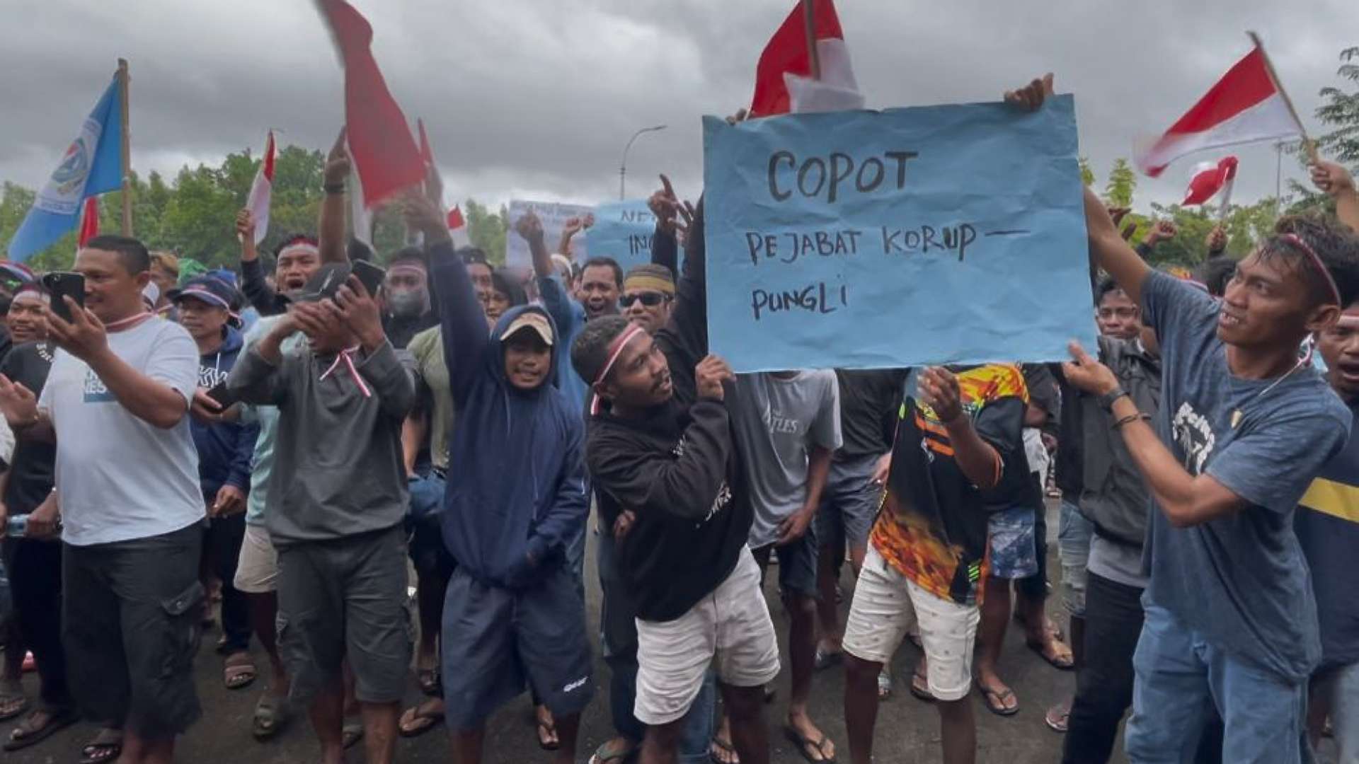 ratusan-nelayan-berunjuk-rasa-di-kantor-pelabuhan-perikanan-merauke