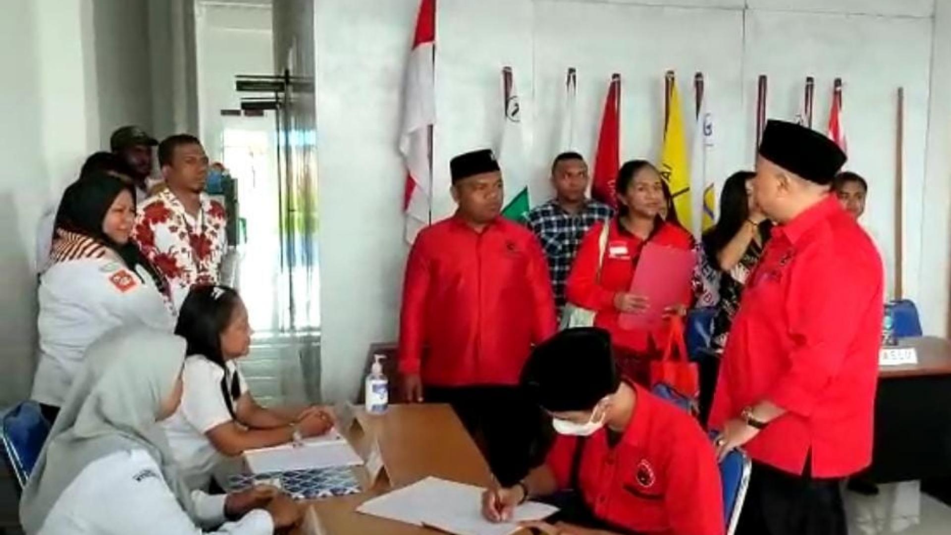pdip-jadi-partai-pertama-yang-daftarkan-bacaleg-di-kpu-mimika