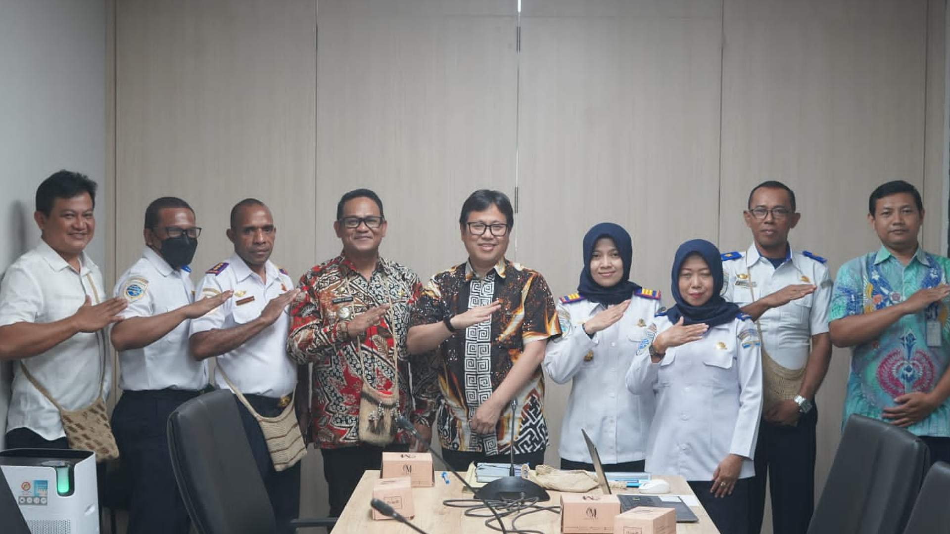 Pj Bupati Mappi Michael R Gomar foto bersama Kemenhub RI usai bahas pengembangan Bandara. Foto: Humas Pemkab Mappi