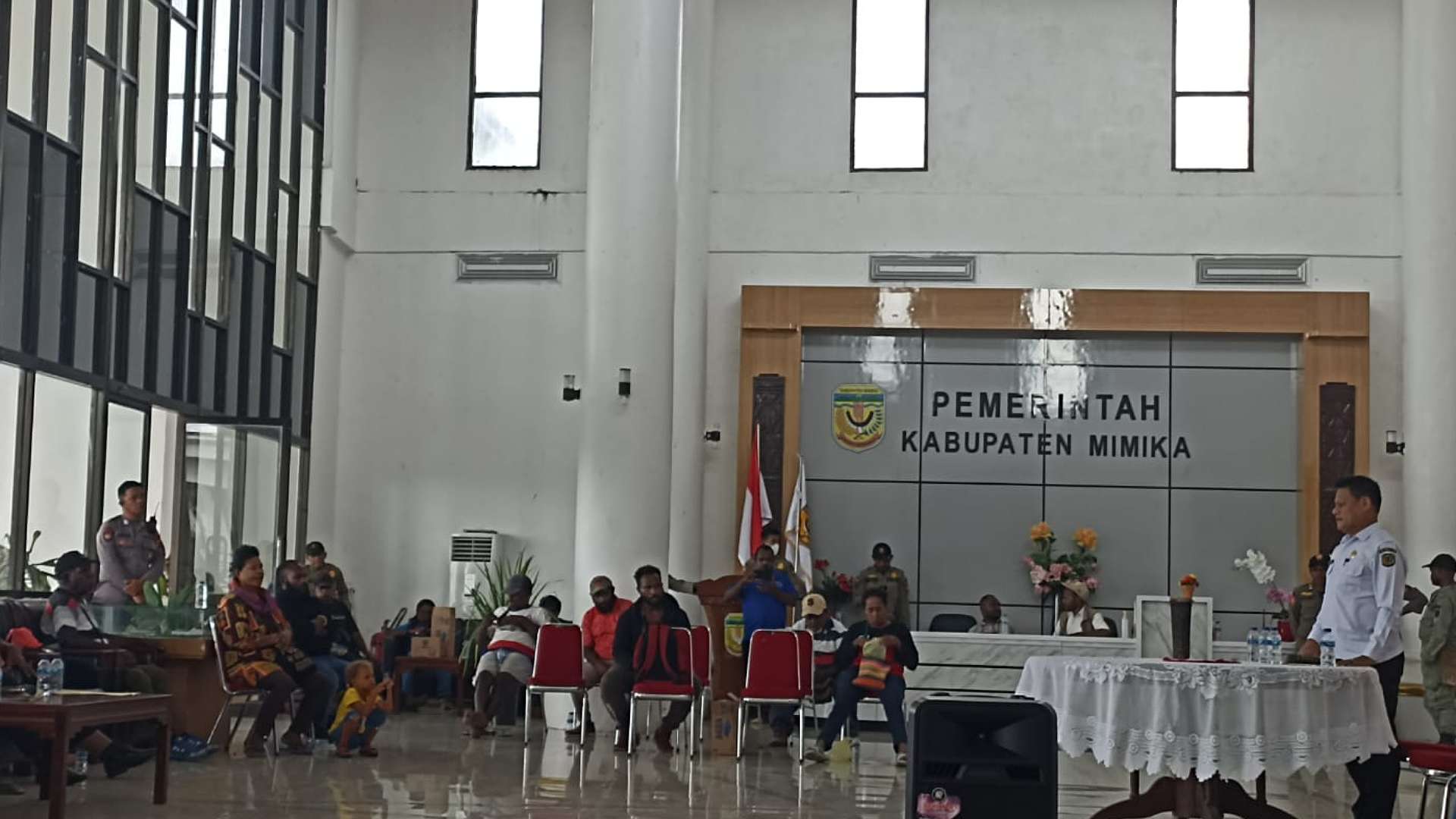 protes-penetapan-12-calon-anggota-mrp-puluhan-warga-datangi-kantor-bupati-mimika