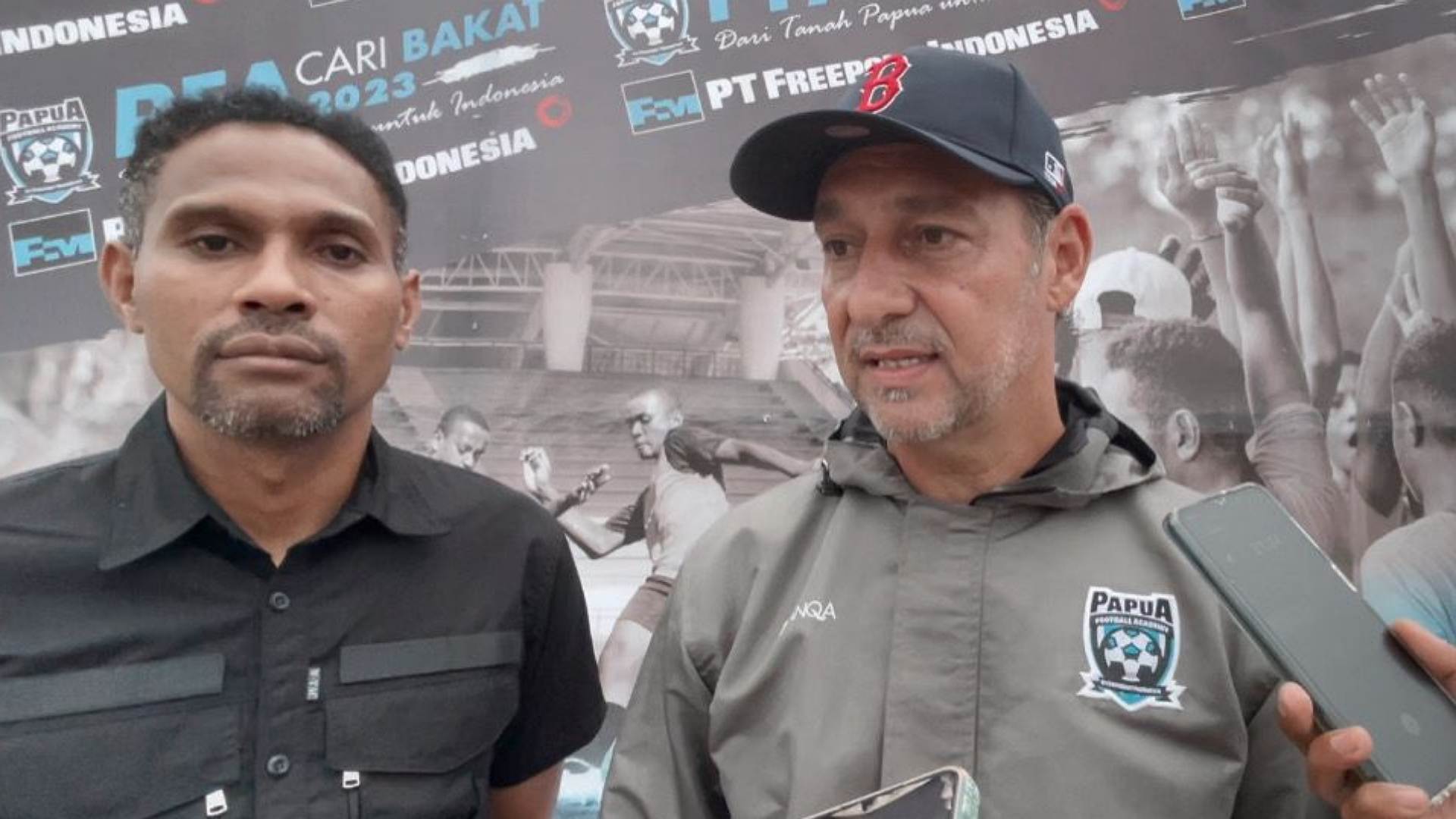 Direktur Papua Football Academy (FPA), Wolfgang  Pikal didampingi Ketua Panitia Seleksi Fransiskus Kamijay di lapangan Sepak Bola Unmus, Kamis (25/5/2023).  Foto: Ami/ Papua60detik