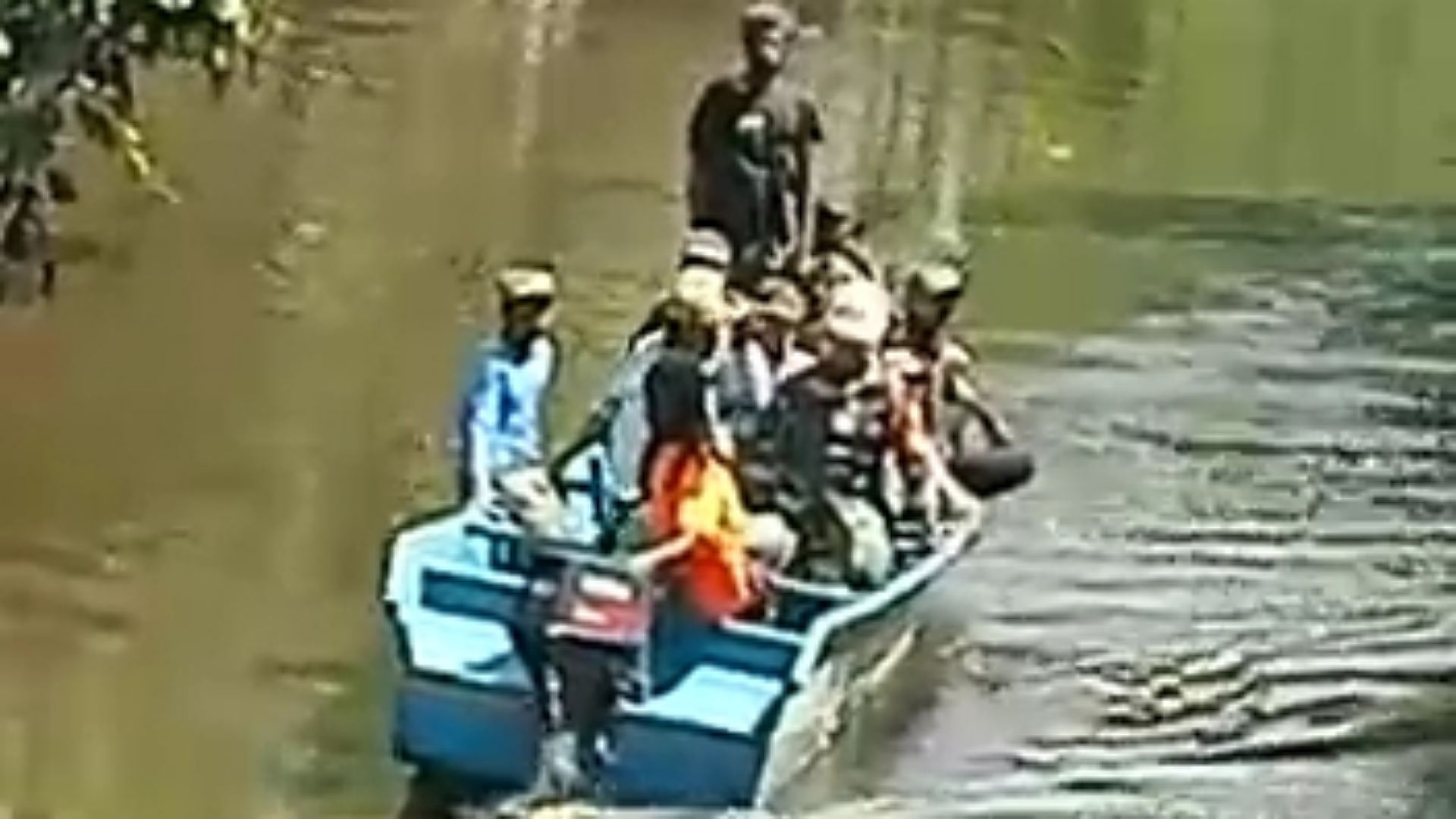 Screenshoot video evakuasi jenazah imam masjid yang ditemukan di Sungai Wania, Senin (29/5/2023)