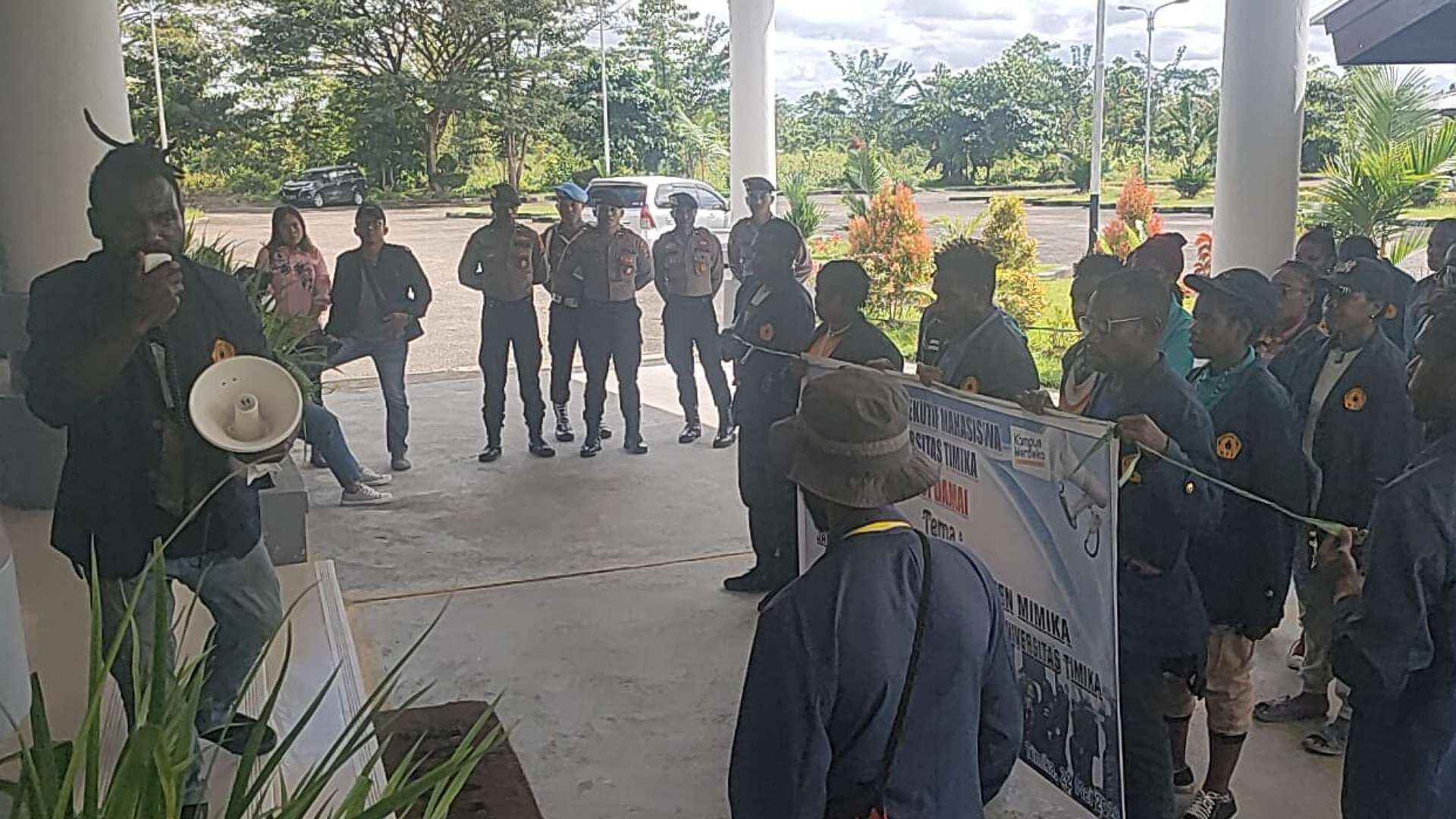 mahasiswa-uti-unjuk-rasa-desak-pemda-perhatikan-kampusnya