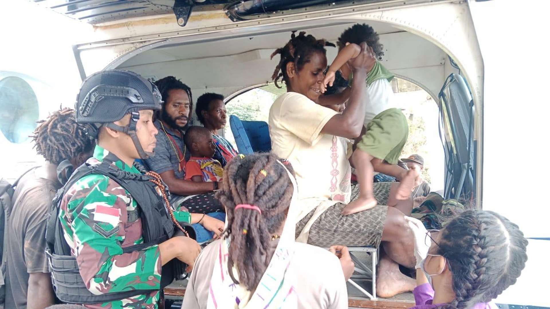 tni-bantu-evakuasi-pasien-ke-bandara-distrik-jila