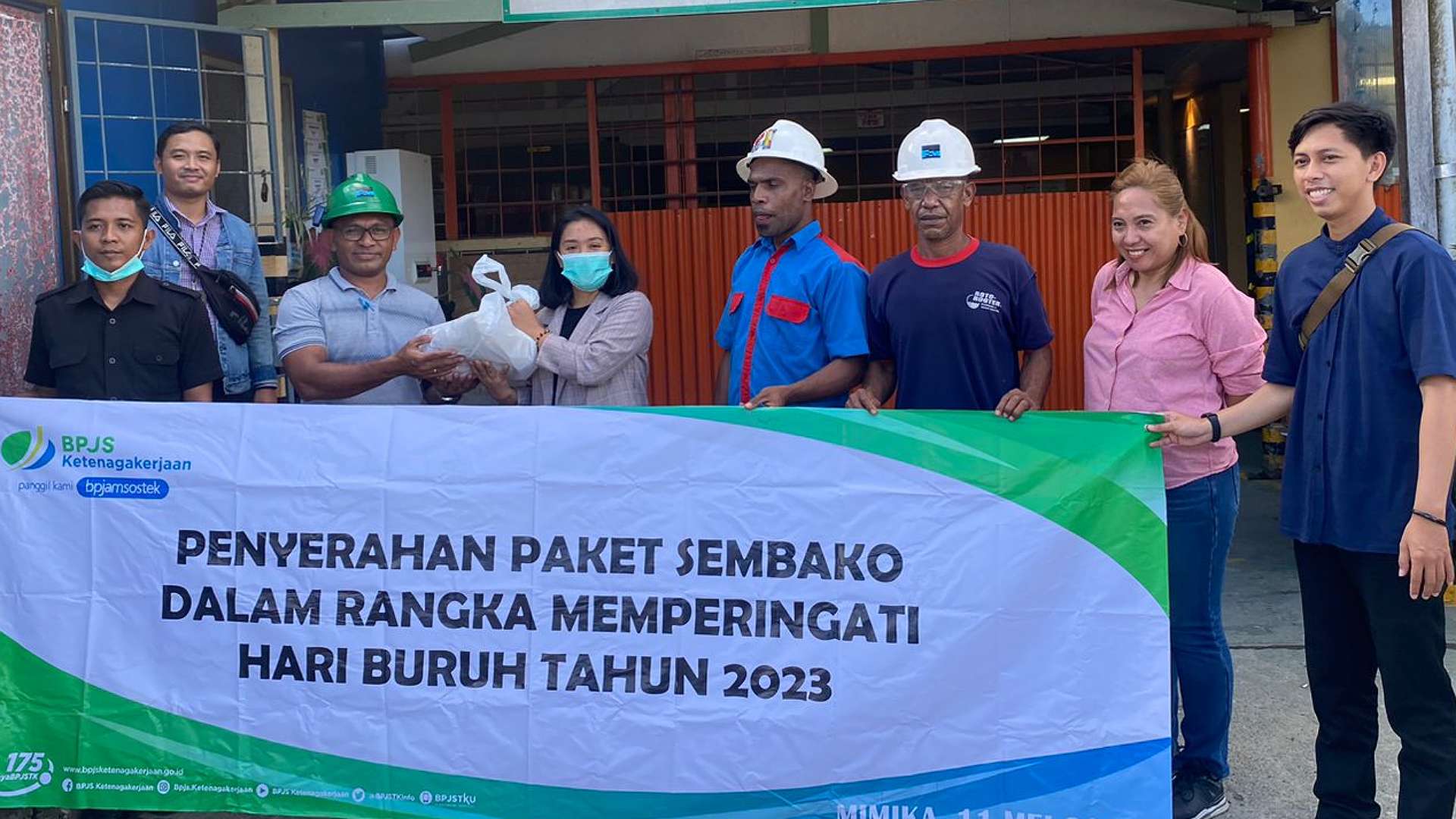 momen-hari-buruh-bpjs-ketenagakerjaan-mimika-berbagi-paket-sembako