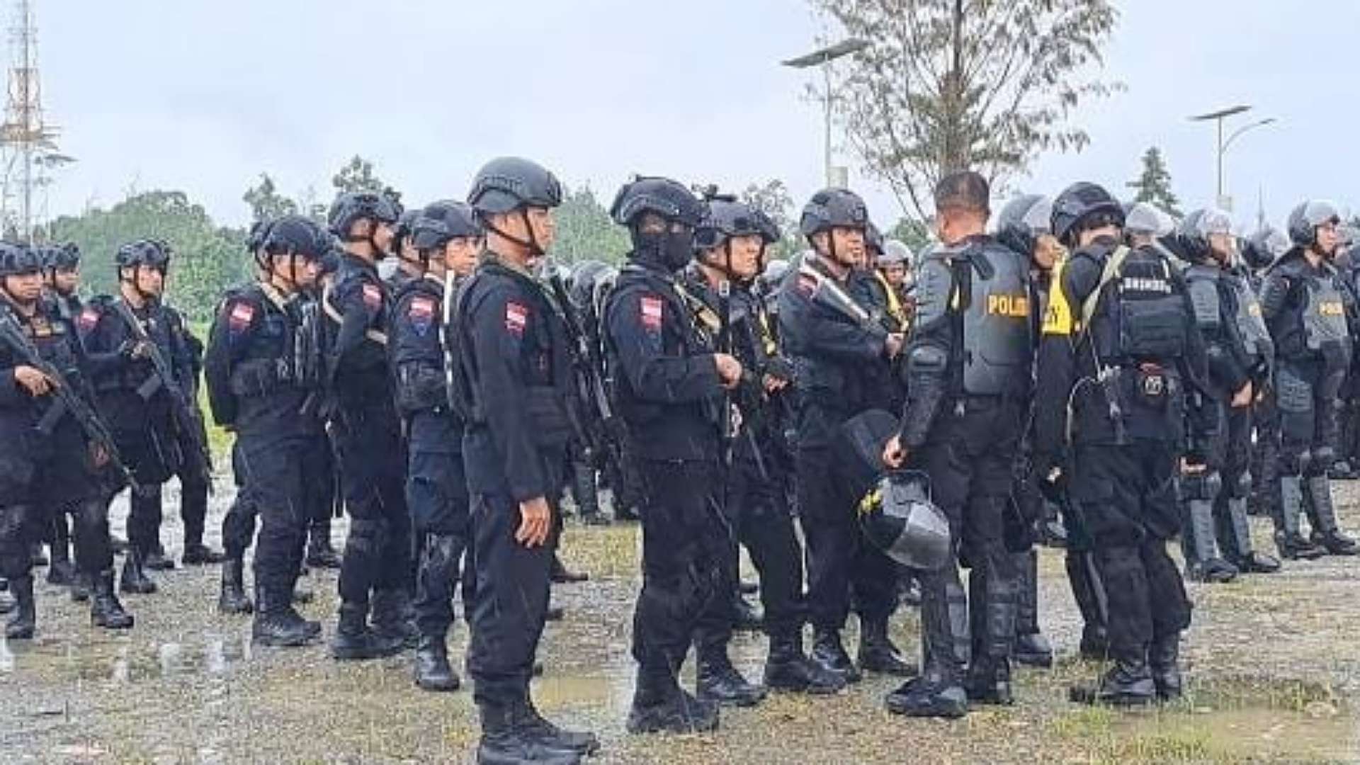 ratusan-aparat-kawal-kedatangan-jenazah-tom-beanal