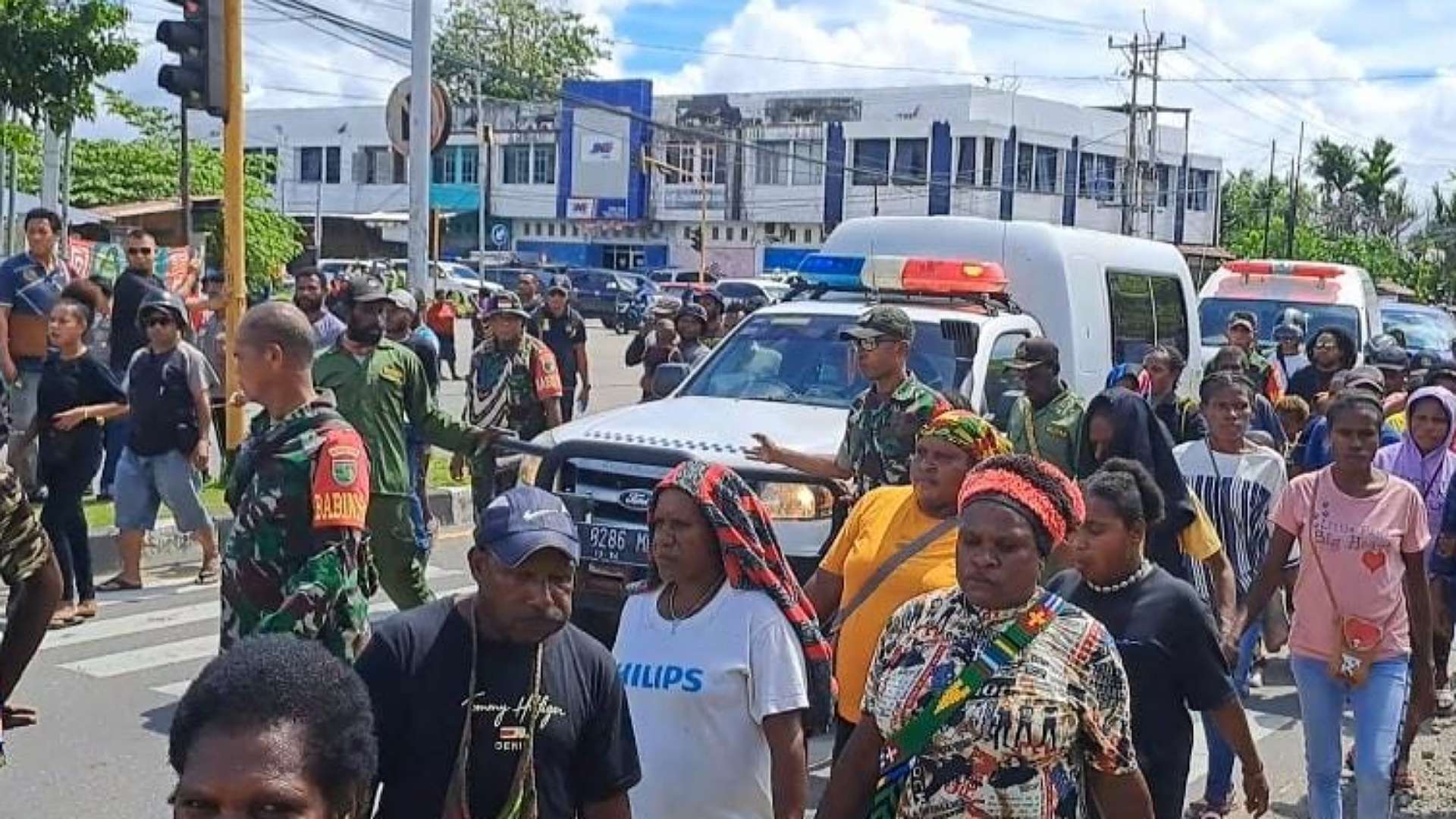 teriakan-papua-merdeka-iringi-arakan-jenazah-tom-beanal