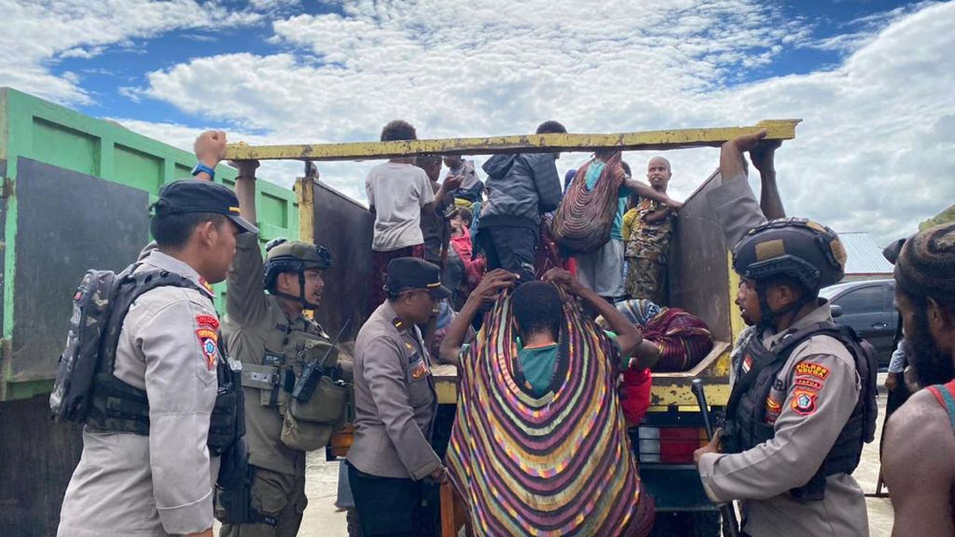 Satgas Damai Cartenz kawal masyarakat Nogolait kembali ke kampungnya, Jumat (02/06/2023). Foto: Humas Satgas Damai Cartenz