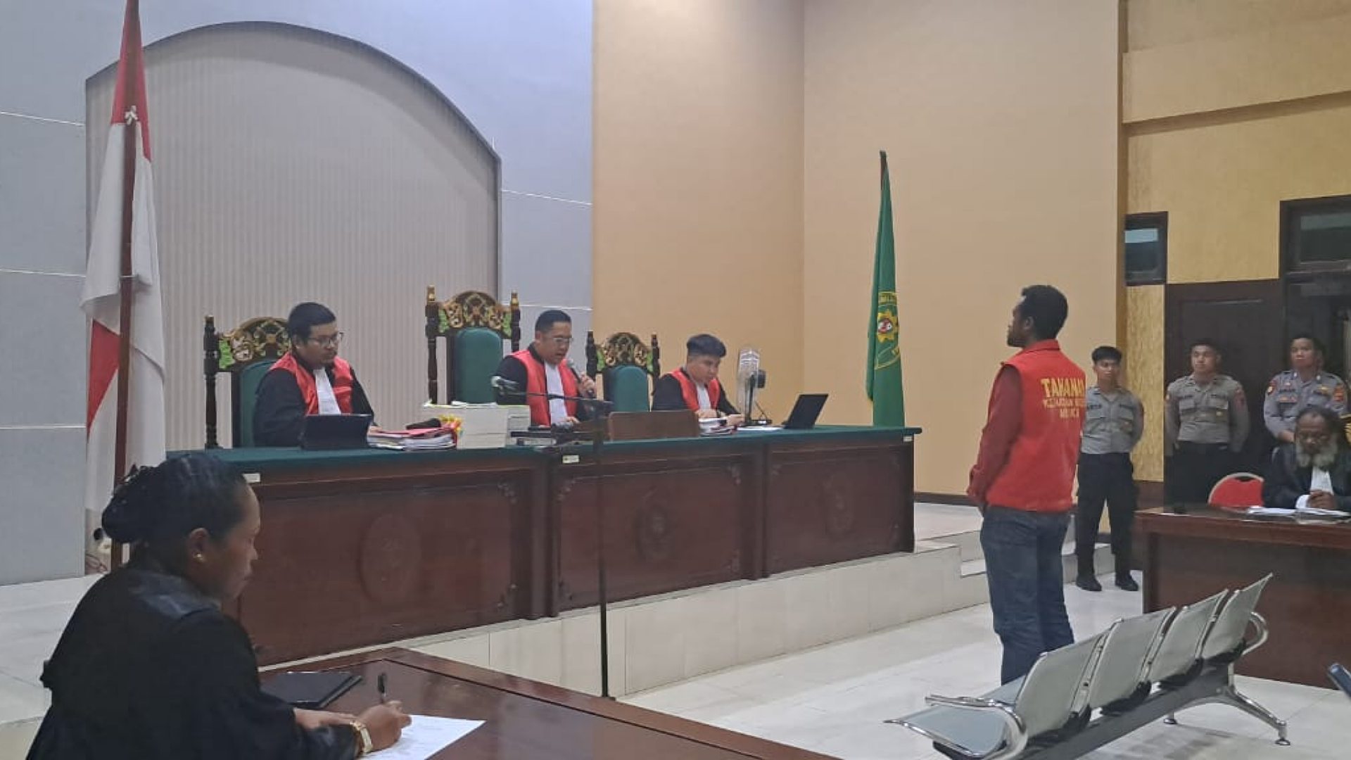 Roy Marten Howay, terdakwa kasus pembunuhan disertai mutilasi terhadap empat warga Nduga, menjalani sidang pembacaan putusan oleh Majelis Hakim Pengadilan Negeri Kota Timika Kelas II, Selasa (6/6/2023). Foto: Amma/ Papua60detik