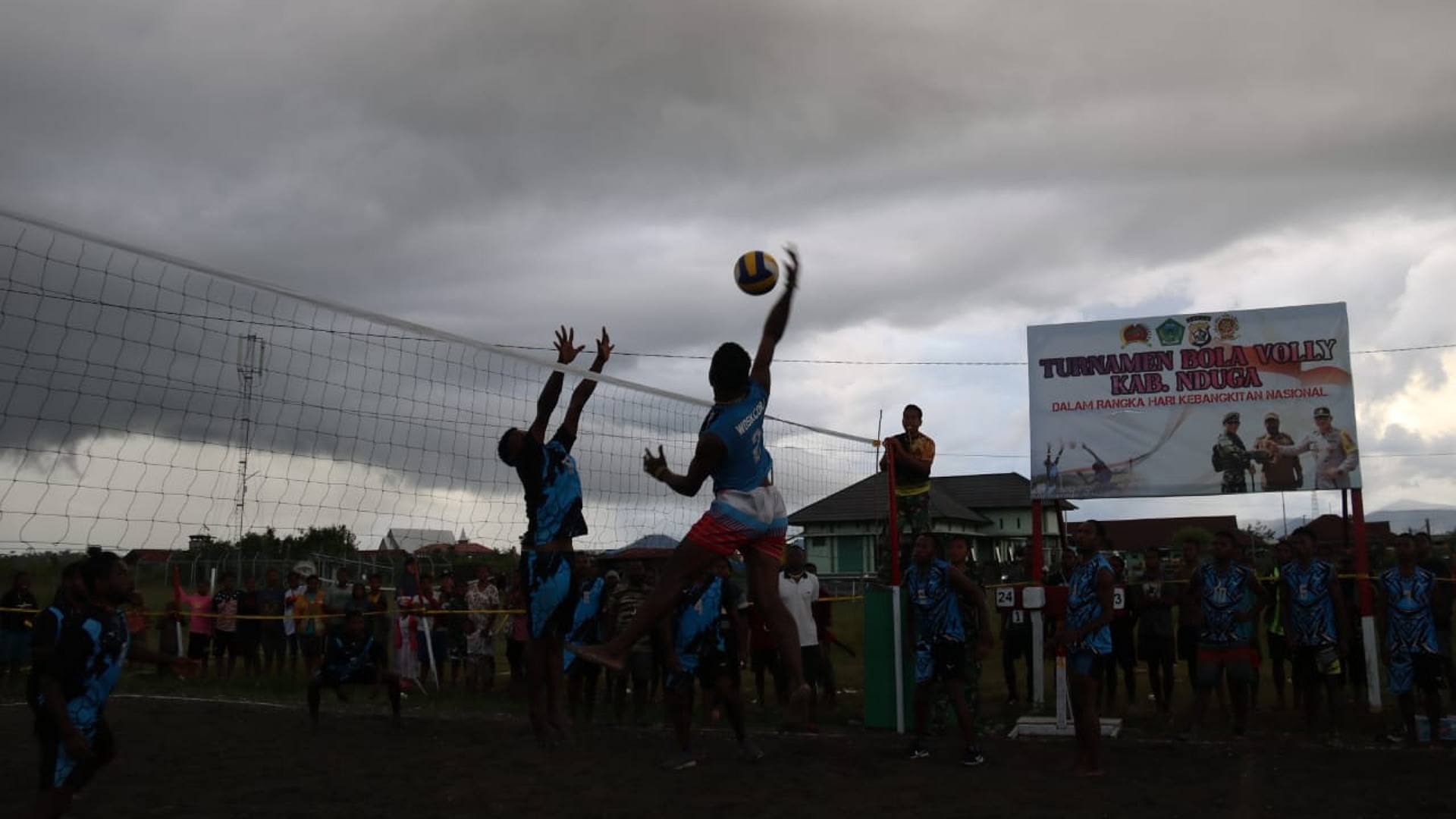 jalin-keakraban-masyarakat-kenyam-satgas-raider-514-kostrad-gelar-perlombaan-voli