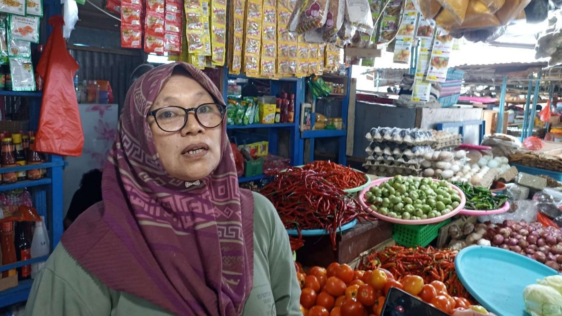 Pedagang Sayur, Eche di lapak miliknya. Foto: Eka/ Papua60detik