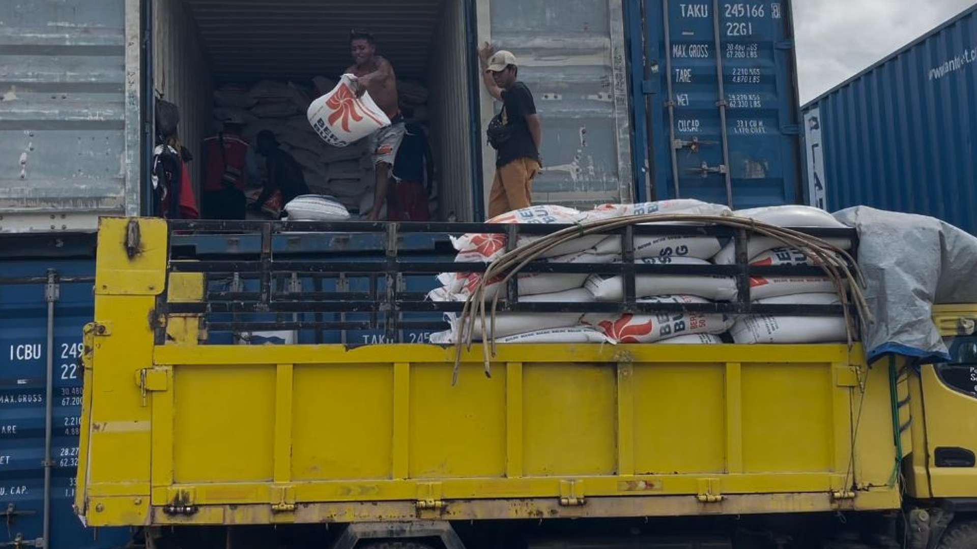 Bongkar muat kontainer beras dari Surabaya di Pelabuhan Merauke, Foto:Ami/ Papua60detik