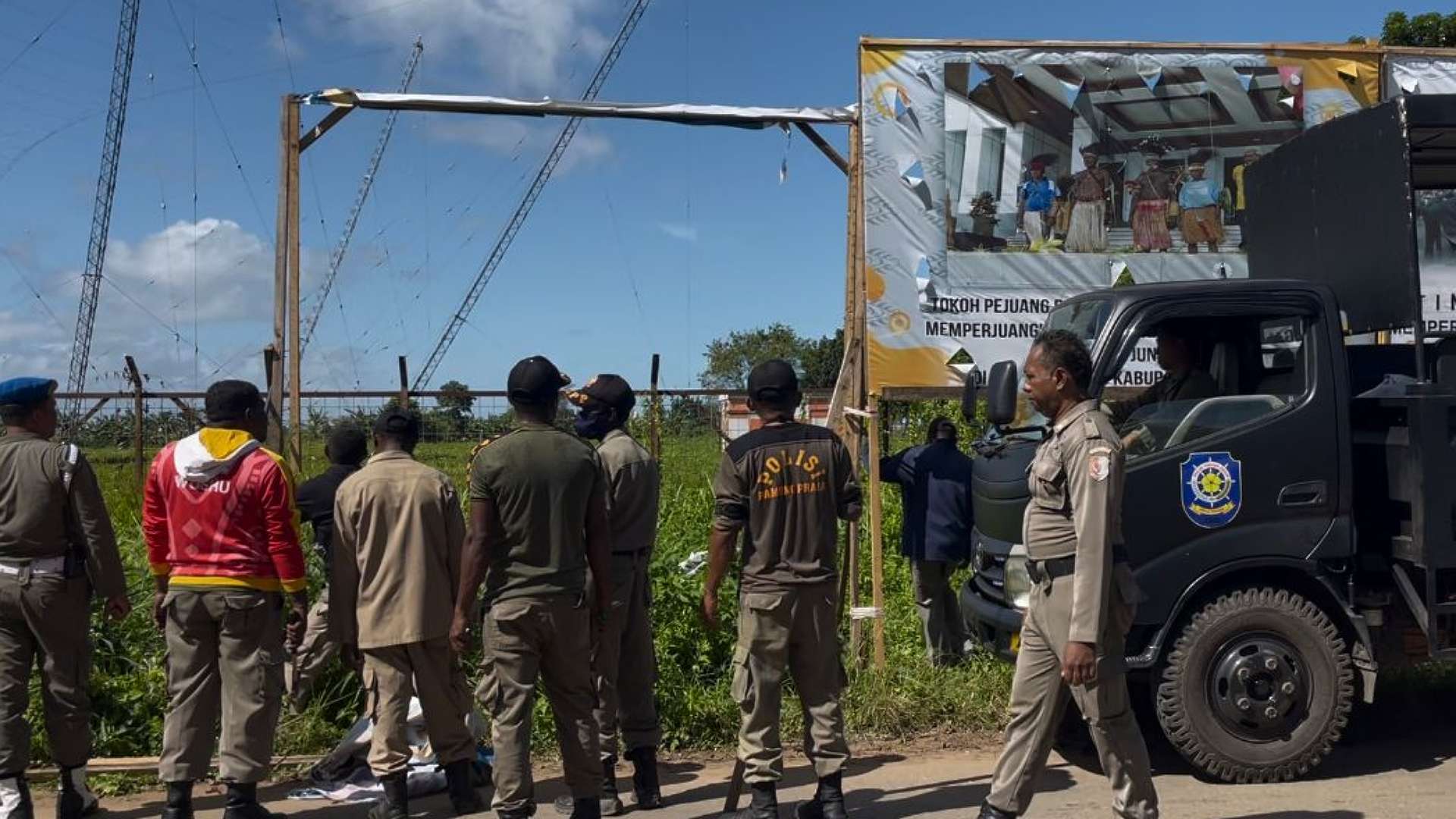 Satpol PP saat menertibkan baliho di Jalan Brawijaya, Selasa (13/6/2023). Foto:Ami/ Papua60detik