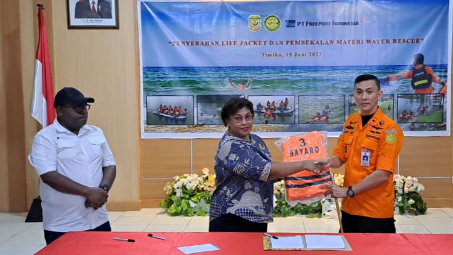 pt-freeport-kolaborasi-basarnas-salurkan-800-life-jacket-ke-masyarakat-pesisir
