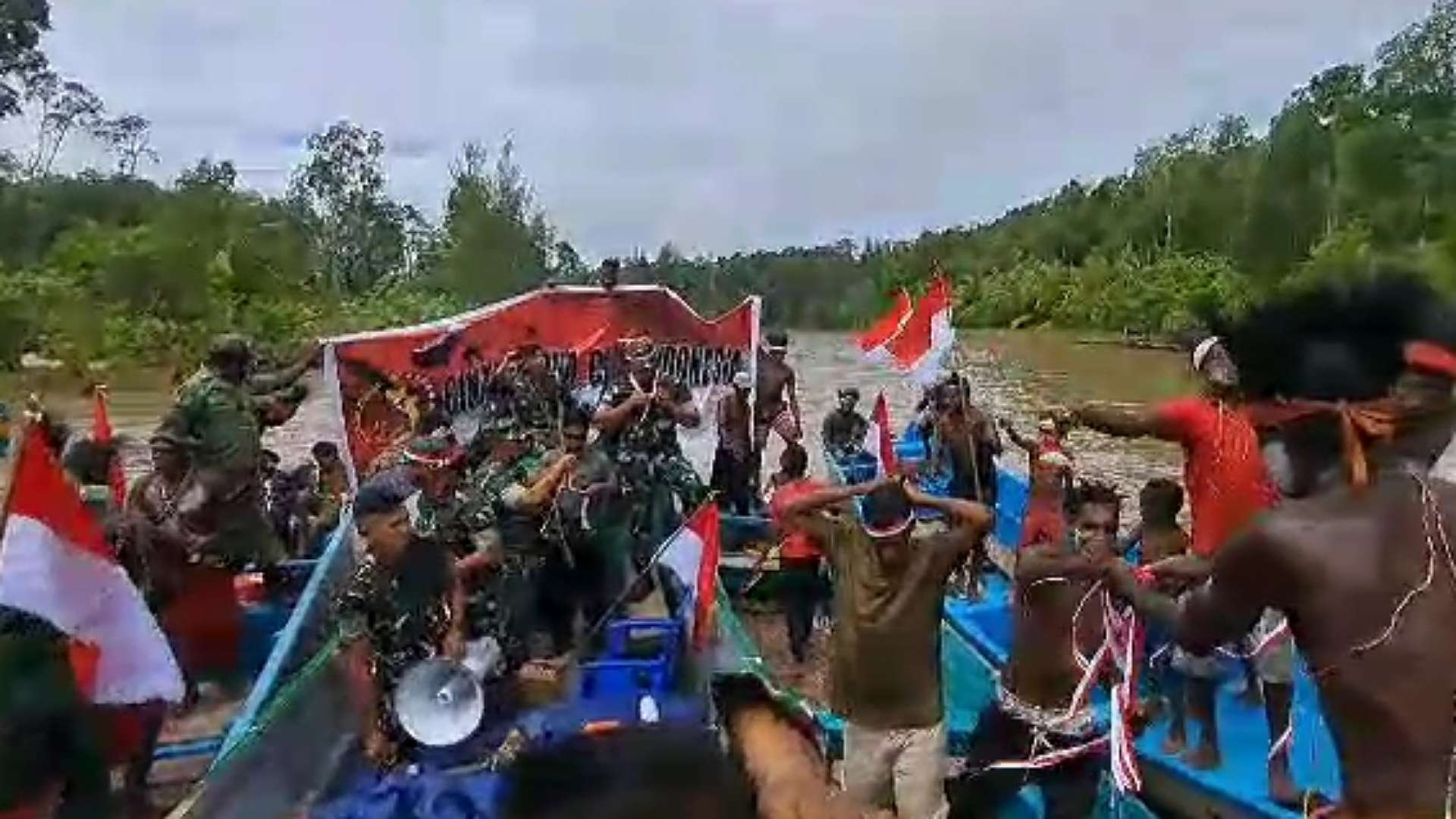 warga-mimika-barat-pawai-satu-dayung-untuk-indonesia
