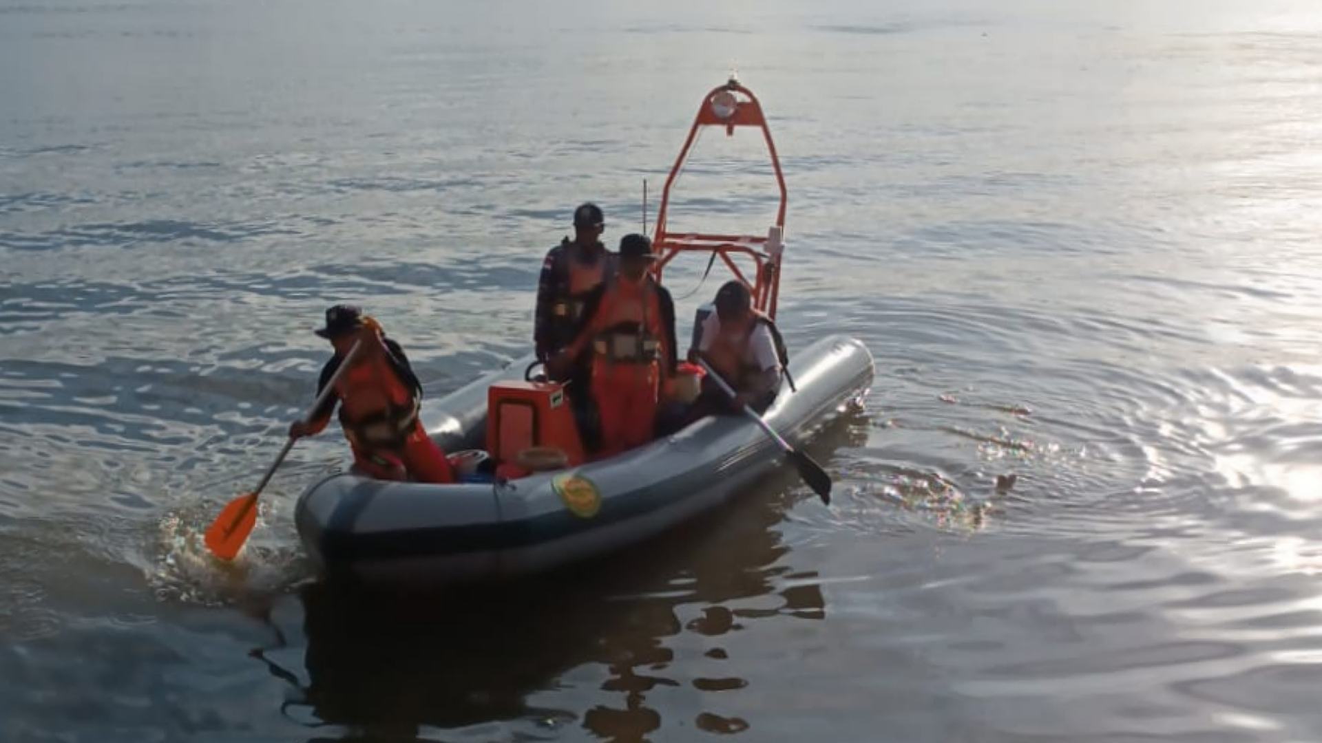 dilaporkan-hilang-speed-boat-pengangkut-sayur-ternyata-terbalik-di-pasir-hitam