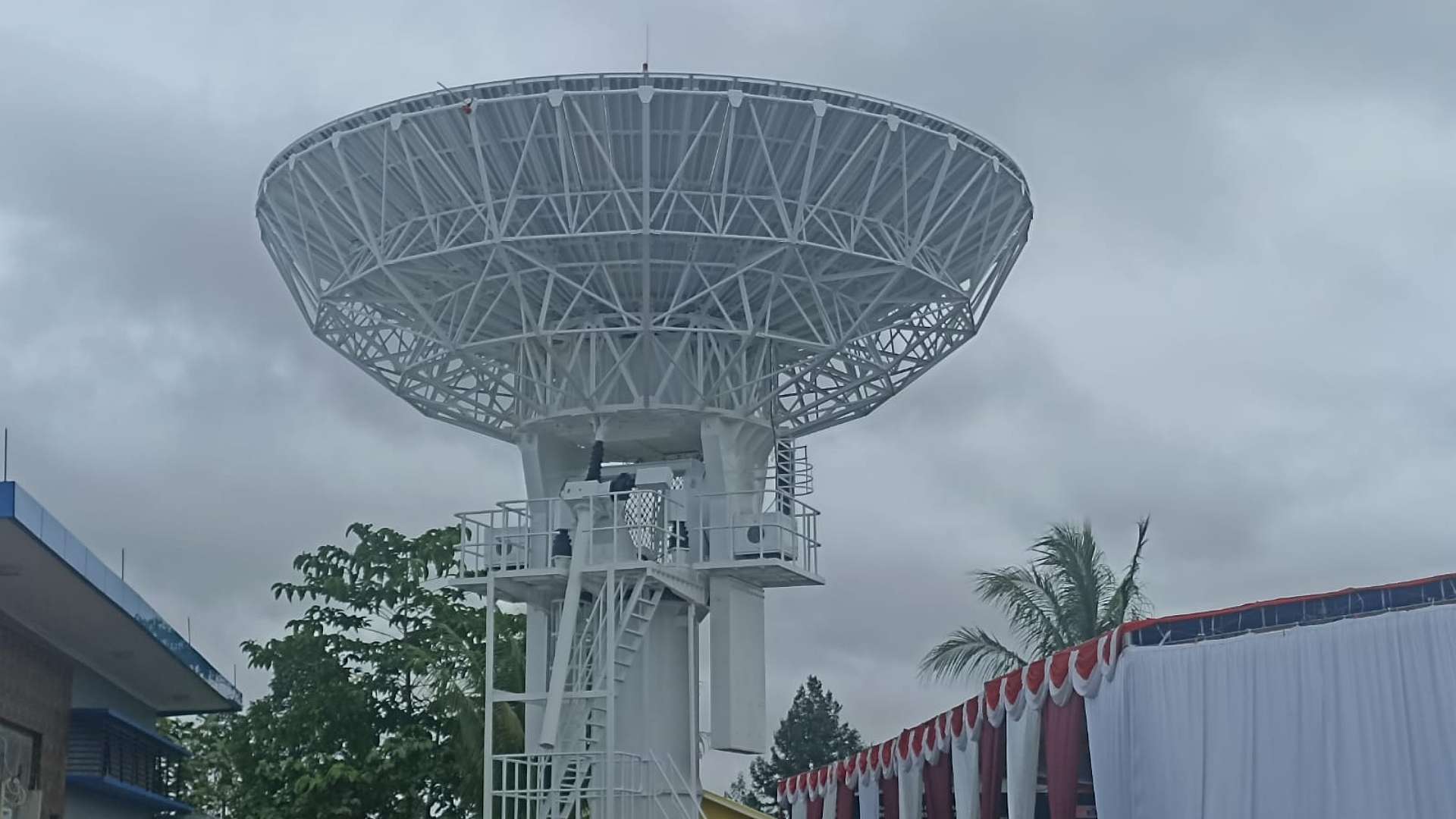 Parabola Satelit Satria Stasiun Bumi PT SNT. Foto: Eka/ Papua60detik