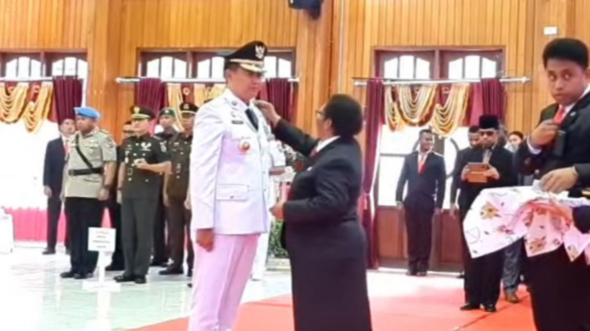 resmi-menjabat-pj-bupati-mimika-valentinus-sudarjanto-dilarang-mutasi-pegawai