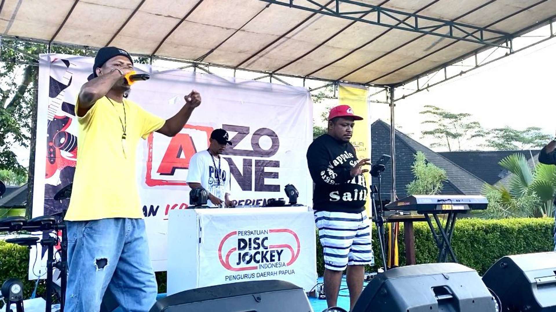 Penampilan grup musik Hip Hop Star East. Foto: Joe Situmorang/Papua60Detik